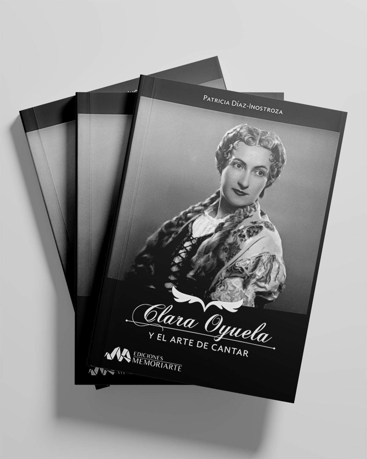 .
Investigación en profundidad de la vida y obra de la cantante argentina Clara Oyuela (Buenos Aires, 1907 - Santiago de Chile, 2001).
Clara Oyuela es una figura fundamental para el desarrollo de la ópera en Chile. Su aporte es tan relevante que los críticos y protagonistas del género en el país califican como un “antes y un después” de la artista, pedagoga y régie argentina-chilena.
Difundir el aporte de Clara Oyuela a la vida musical chilena contribuye reivindicar la memoria de una maestra cuyo legado es indiscutible en el medio lírico nacional.
Este libro escrito por Patricia Díaz-Inostroza y publicado por Memoriarte Ediciones lo puedes encontrar a la venta en nuestra página web www.memoriarte.cl