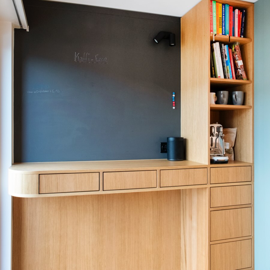 ☕️ Kaffi Egge ☕️
Passend zur Küche entstand aus demselben Holz eine kleine Kaffee-Ecke mit einer Tafelwand – für Einkaufslisten, das Wochenmenü oder einfach als kreativer Platz. Schubladen und ein offenes Regal schaffen Stauraum für Kochbücher und Alltägliches. 🤎
Made by Schweighauser
#küchentraum #kaffeeecke #innenausbau #holzhandwerk #baselhandwerk