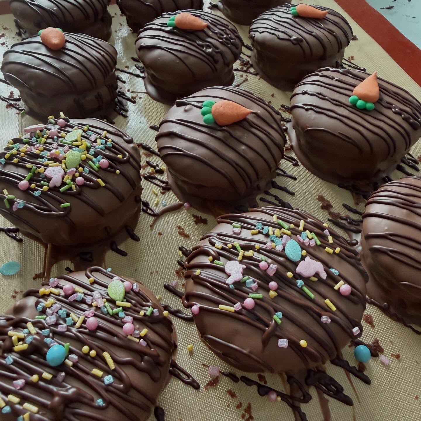 Easter preparations are officially ON 🐣✨
Today a batch of our Easter honeybreads made their way to @cafe___cle in Helsinki, and the kitchen is already in full Easter mode.
Our Mini Egg Brigadeiro Tasting Boxes are still available in limited quantities! The perfect little preview of what’s coming.
And the best news…
The full Easter menu will be revealed later this week 🍫🐰
Think handmade chocolate eggs, brigadeiro fillings, and some very special seasonal treats.
If you’d like to secure a tasting box before they disappear, send me a message 💌
#ilogourmet #rakastanbrigadeiroa #iloistapääsiäistä