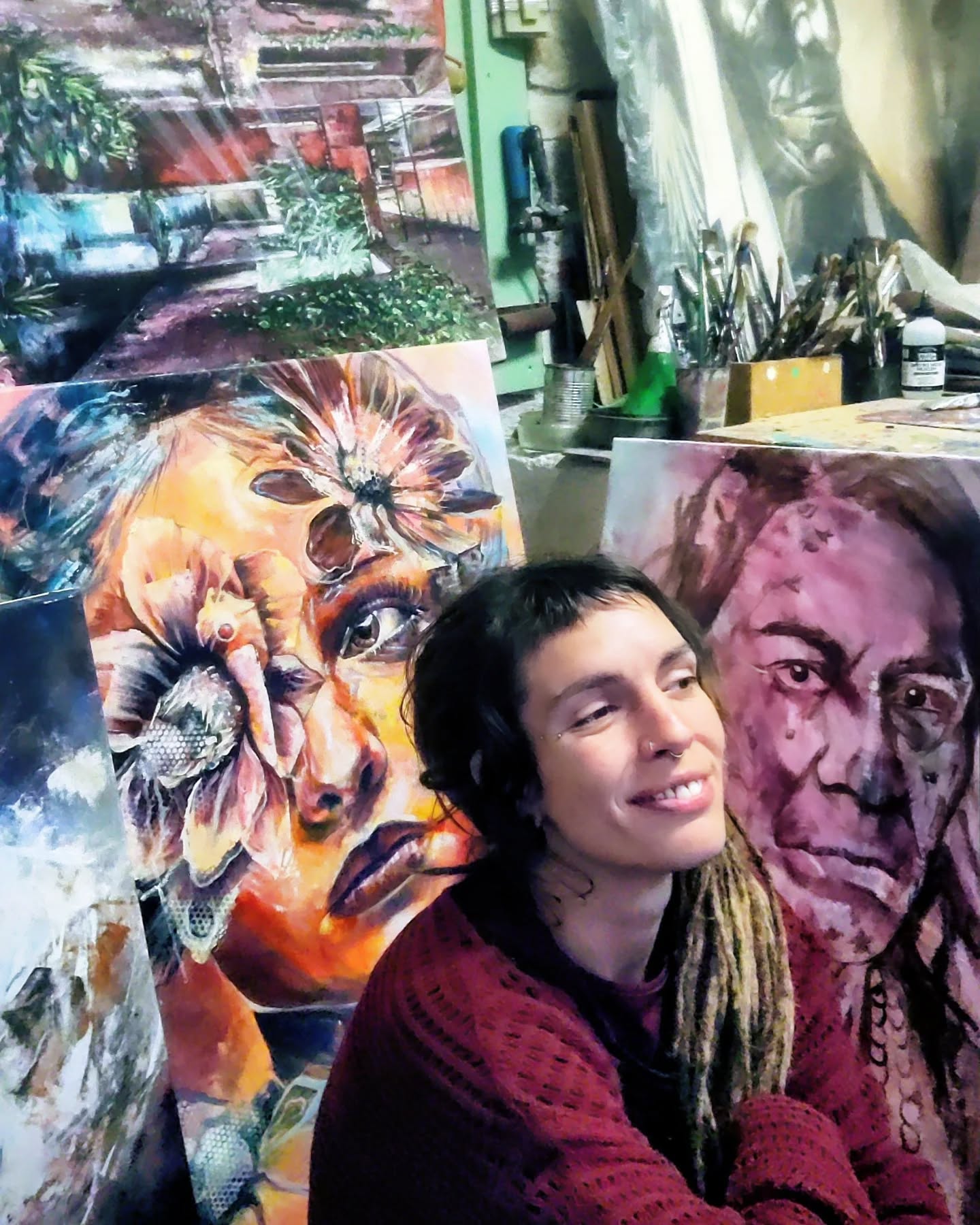 🎨 Je ne peins pas seulement des portraits.
Je cherche à saisir ce qui circule entre l’humain et le vivant,
ce qui ne se voit pas toujours,
mais se ressent profondément.
🌿 La nature, pour moi, n’est jamais séparée de l’être.
Elle traverse mes portraits comme une force ancienne,
un souffle,
La vie.
Un prolongement de l’âme.
Des histoires de liens invisibles.
🪶 J’explore les dualités :
la force et la fragilité,
la douceur et l’intensité,
l’ancrage et la transformation.
C’est dans cet entre-deux que, souvent, quelque chose de vrai surgit.
Ma mission artistique est là :
créer des œuvres habitées,
des résonances intérieures,
des peintures qui touchent et éveillent une part sensible chez ceux qui les rencontrent.
Parce que l’art, pour moi, n’est pas un objet.
C’est un passage.
Une traversée.
Et vous, sentez-vous la différence entre une œuvre que l’on regarde… et une œuvre que l’on ressent ?
@belluleart
#PeintureContemporaine #ArtEmotion #FemmeArtiste