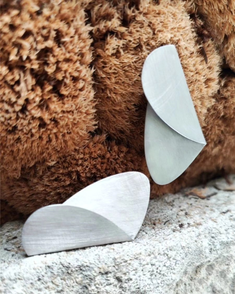 My favourite ones when it comes to wearing a statement piece. This pair of earrings does not go unnoticed!
What is your take on earrings? Bold or subtle?
Shop via the website on bio.
.
.
.
.
#earringsoftheday #earrings #jewelry #jewelryoftheday #handmadejewelry