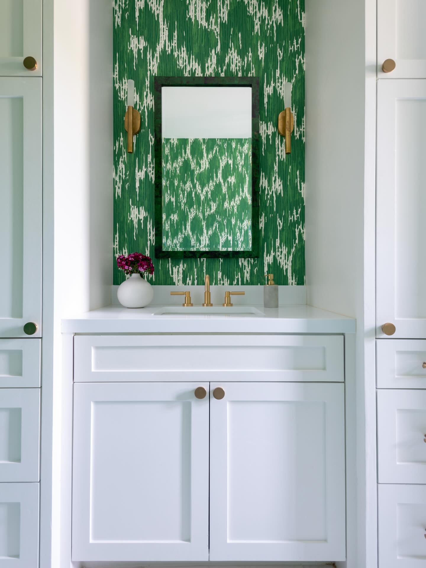 Shamrock chic starts here.
#studiowhiteinteriors #bedroomdesign #interiordesigners #dallasdesigners #stpatricksday