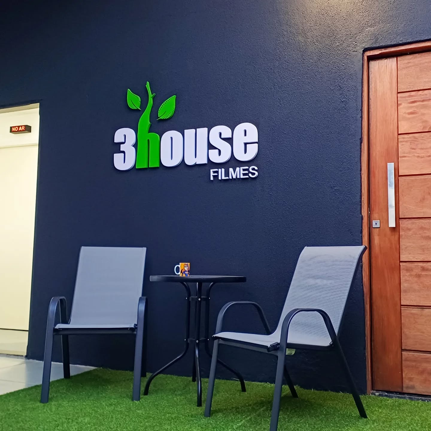 Produtora 3house filmes. Toda a estrutura necessária para atender as mais diversas demandas audiovisuais.
* Estúdio amplo
* Estrutura para podcast
* Equipamentos de áudio e vídeo
* Iluminação
* Salas de apoio
* Sala para reuniões
* Cantinho do café / Cozinha
* Camarim / Maquiagem
Venha tomar um cafezinho com a gente e conhecer nossa estrutura.
#produtoradevideo #produtoraaudiovisual #estudiofotografico