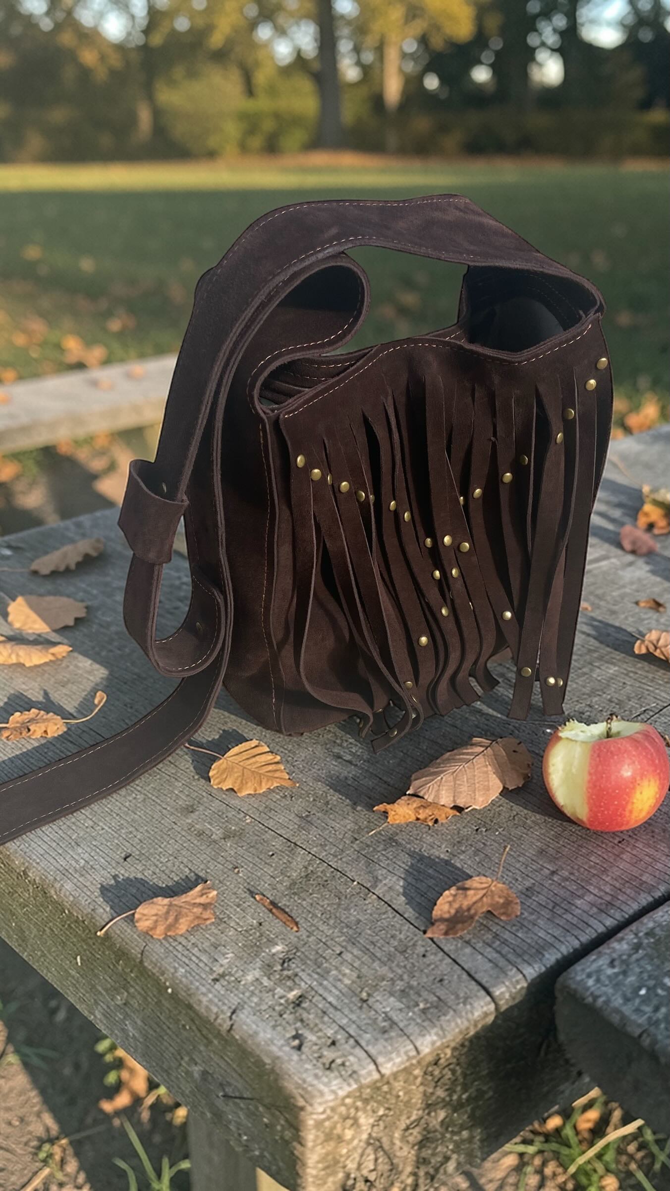 Sac Janice - du cuir de veau velouté couleur chocolat , des franges qui bougent, des studs en laiton vieilli, Janice à ce quelque chose de bohème qui transforme le plus simple de looks en une vraie présence.
Disponible sur notre site atelier13bis.fr !