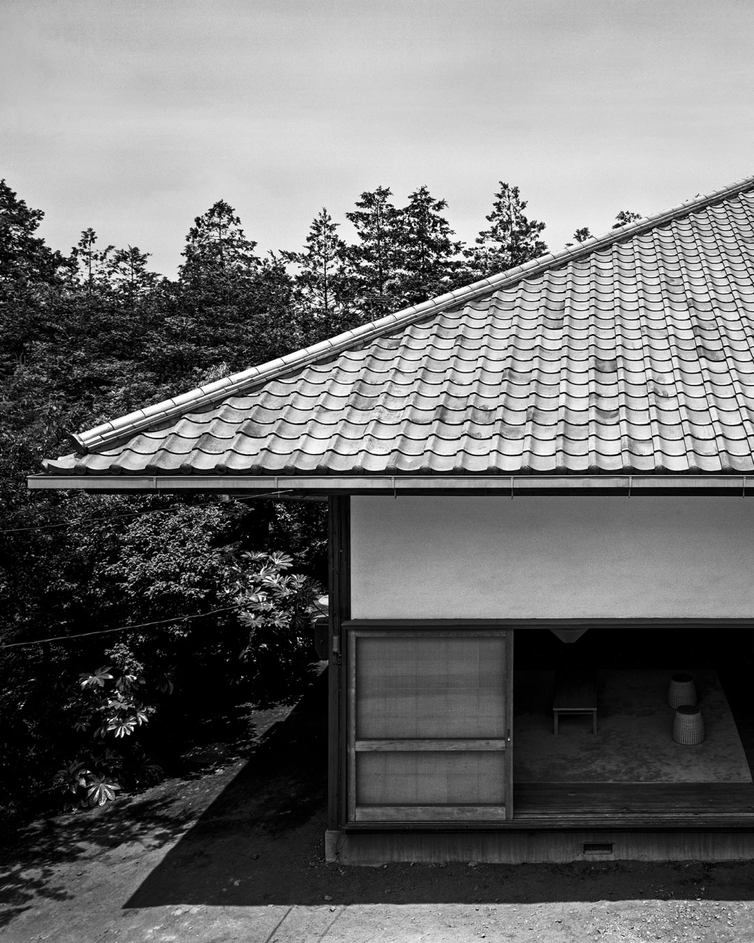 Kazuo Shinohara—3 Houses
Kazuo Shinohara (1925–2006) is one of the most distinguished and influential Japanese architects of the 20th century. Kazuo Shinohara—3 Houses analyzes three of the architect’s key designs: the House in White (1966), the House in Uehara (1976), and the House in Yokohama (1984).
First published in 2019 by Quart Verlag and now available again in a new edition, the large-sized volume features floor plans, sections, and elevations, all newly redrawn matching the scale of Shinohara’s originals, as well as reproductions of his hand drawings and archival photographs. Contributions by architectural historian David B. Stewart (1942–2025), who taught alongside Shinohara as professor at the Tokyo Institute of Technology, and architect Shin-ichi Okuyama (born 1961) place the three private homes within his oeuvre and offer insights into his particular working methods. A foreword by Ryue Nishizawa (born 1958), cofounder of SANAA and 2010 Pritzker Prize laureate, highlights Shinohara’s lasting significance and influence on contemporary architecture in Japan.
***
Multilingual Edition (English & Japanese)
Edited by Christian Dehli and Andrea Grolimund
@dehli_grolimund
Book design by Elektrosmog, Zurich; Marco Walser, Marina Brugger, with Adeline Mollard, Sylvan Lanz and Natalie Rickert
@elektrosmog_zurich @maroc_esmog @olamarinella @adelinemollard @sylvanlanz @natalie.rickert
#parkbooks #dehligrolimund #kazuoshinohara #japanesearchitecture #japan