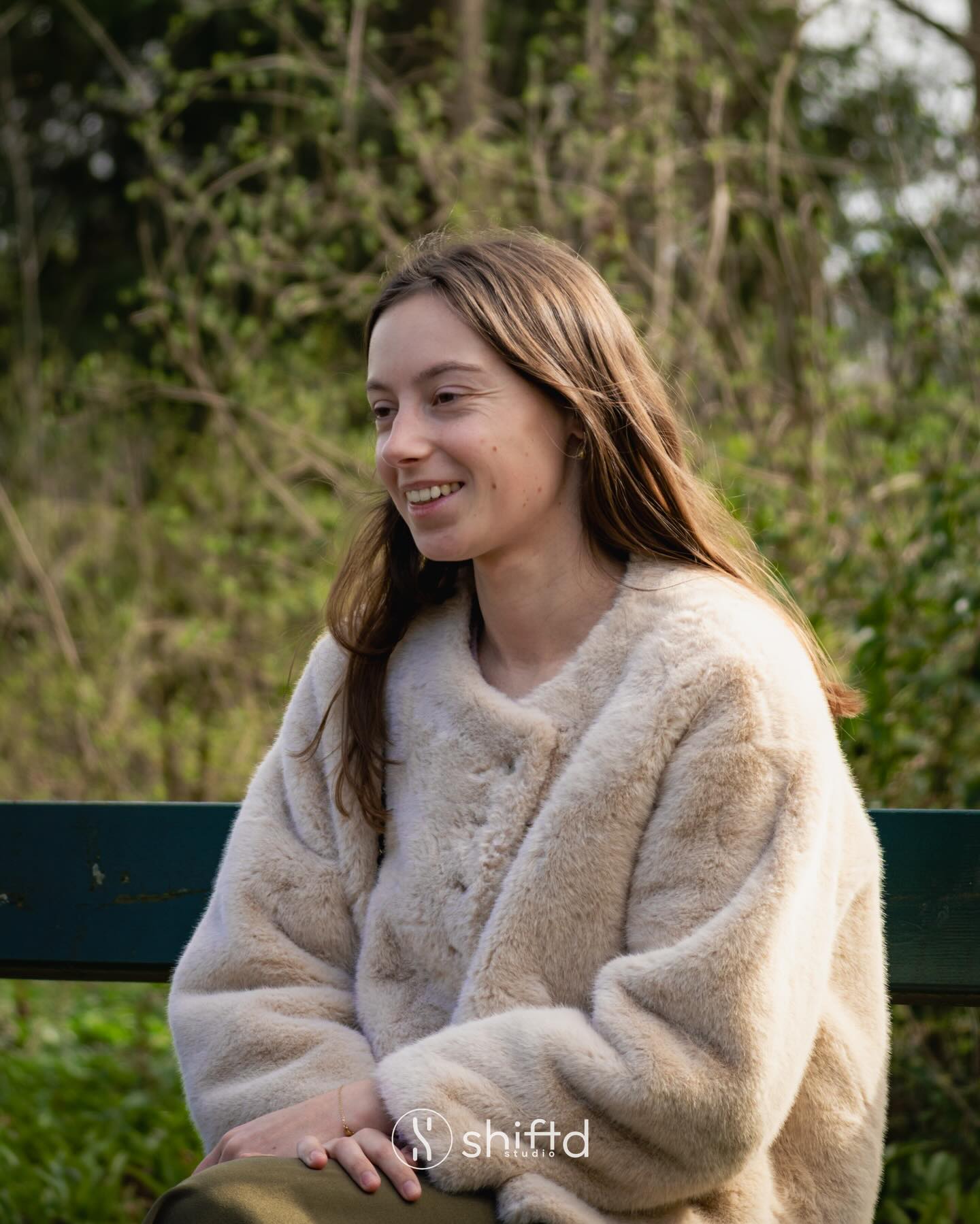 Enkele rustige foto’s op een rustige plaats 🌿
Soms heb je niet meer nodig dan een klein moment en de juiste sfeer.
Ook op zoek naar een fotoshoot in een rustige setting? Stuur me een berichtje.
#streetportrait #rustmoment #portretfotografie #shiftdstudio #natuur