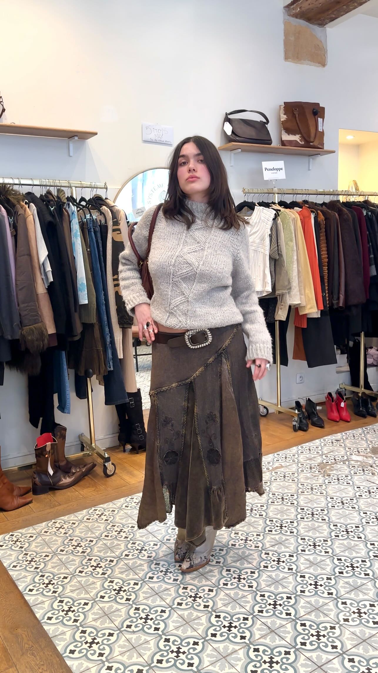 Un look bohème pour rencontrer ses beaux-parents (et sans vêtement noir) ? Défi relevé pour Matteo, avec toujours notre sublime Haydée en mannequin.
Dites-nous ce que vous en pensez ! ❤️🔥
boutique vintage paris friperie vintage paris parisian vintage shop parisian thrift shop parisian vintage store vintage lover look bohème style bohème