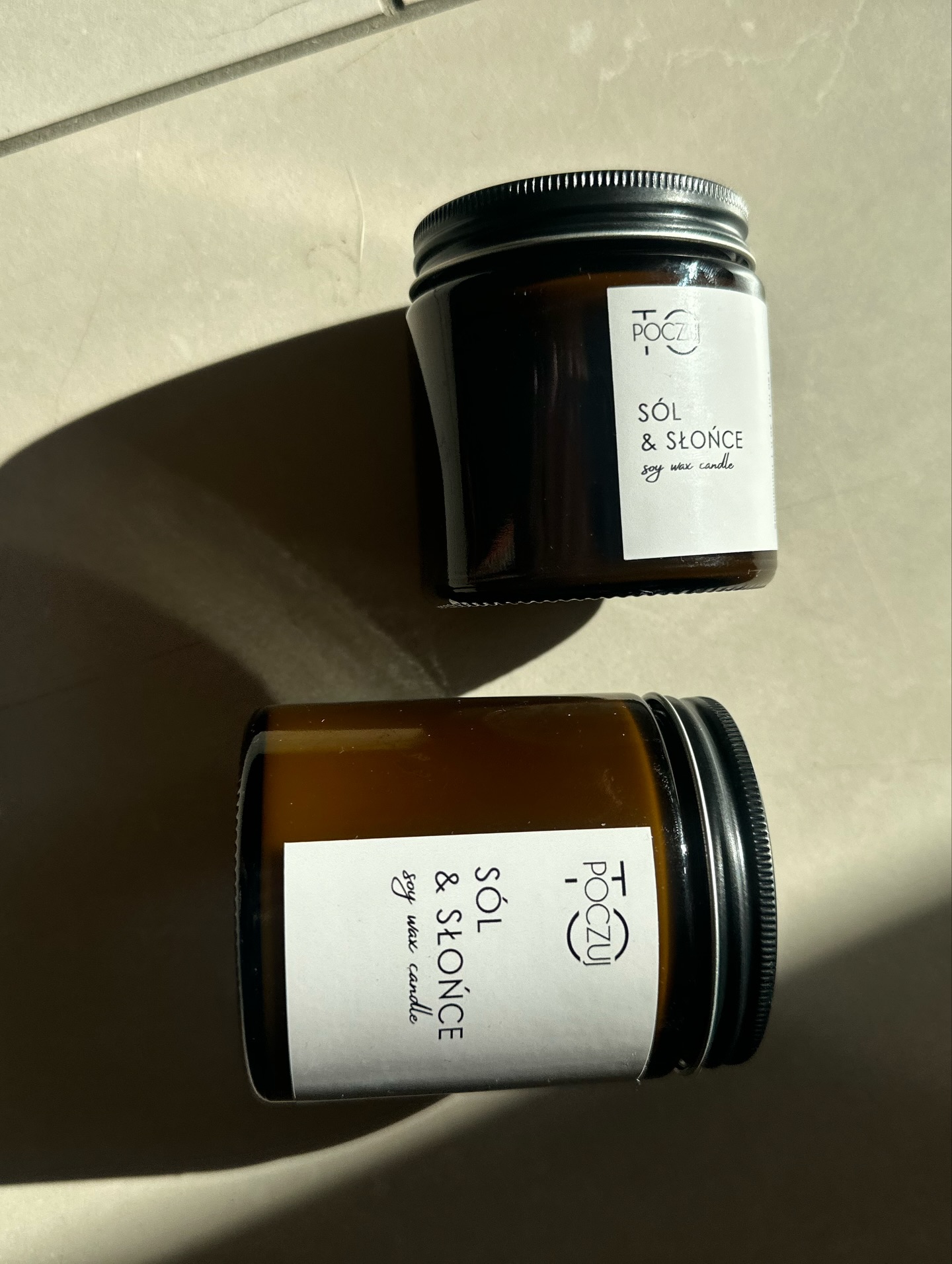 Nowy. Wymarzony. Długo wyczekiwany. ✨
„Sól & Słońce” to zapach jak ciepły wiatr nad morzem — słoneczny, piaszczysty, lekko otulający skórę…
Pachnie morską bryzą, wilgotnym powietrzem, zielonym mchem i nutami wodnymi, które mieszają się z delikatną słoną świeżością 🌊
To właśnie takich zapachów szukam najdłużej — oryginalnych, nieoczywistych, takich, które przenoszą gdzieś dalej… do miejsc, wspomnień, chwil, które chce się zatrzymać na dłużej 🤍
„Sól & Słońce” to nie tylko świeca. To moment.