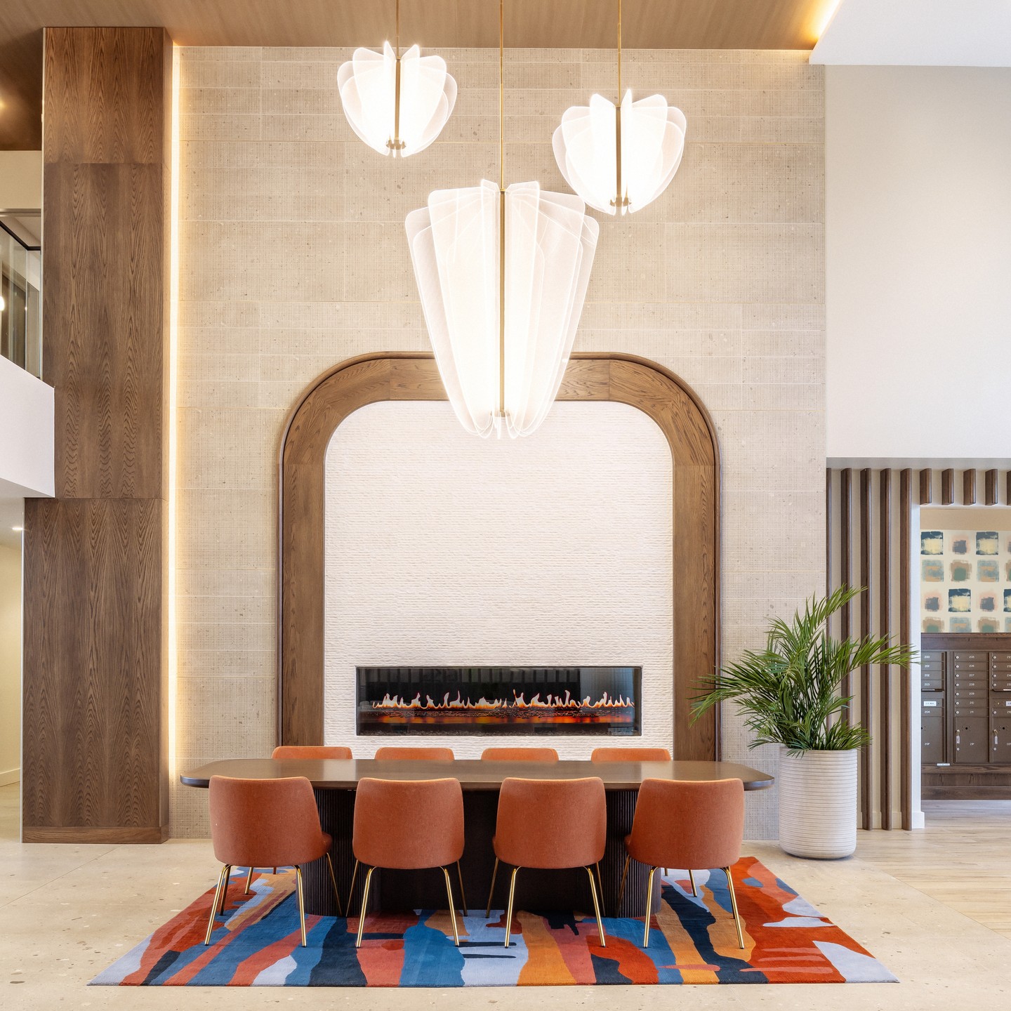 Flip through the pix! It’s been amazing to work with @avalonbaycommunities on a #multifamily project in Amityville, NY! We have enjoyed collaborating with @ktgygroup to curate a beautiful vibrant space! Photographs by @camillemaren #coworking #design #interior #interiorarchitecture #houston #ny #archidaily #interiordesign #paradeart #custombooths #customcarpet