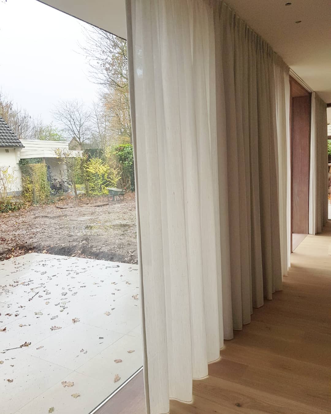 Plaatsen van maatwerk raamdecoratie in een project van A116 architecten