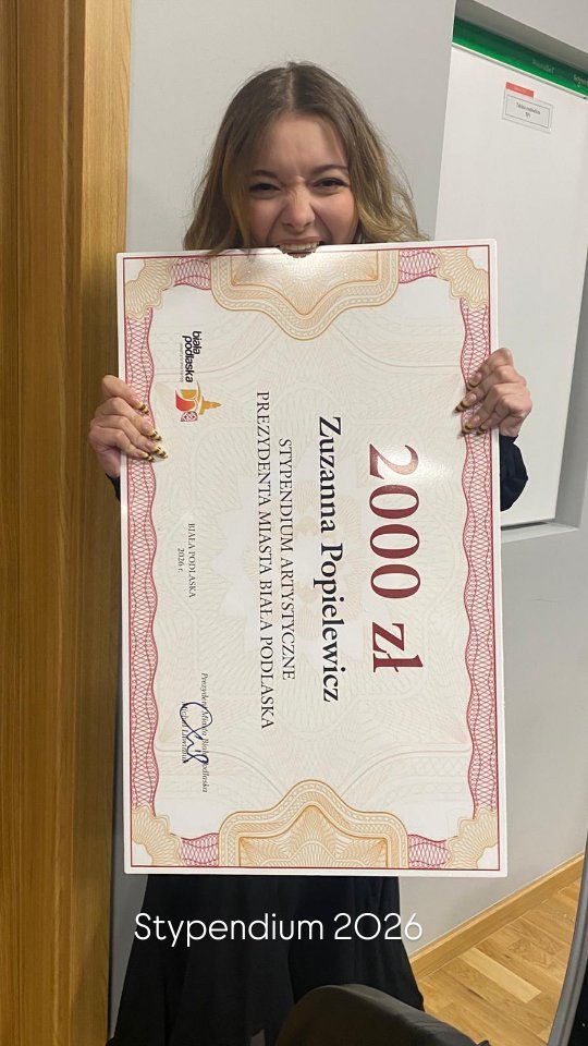 ✨ Duma Białej Podlaskiej! ✨
Z ogromną radością informujemy, że Zuzanna Popielewicz po raz trzeci została stypendystką Prezydenta Miasta Biała Podlaska za swoje osiągnięcia sportowe w tańcu towarzyskim.
Serdecznie dziękujemy @michal_litwiniuk za przyznanie stypendium sportowego oraz za docenienie pracy młodych sportowców reprezentujących nasze miasto na arenie ogólnopolskiej i międzynarodowej.🫶
Zuzia rozwija swój talent również w przestrzeni @fundacja_wytwornia_talentow gdzie młodzi tancerze mają możliwość treningu, rozwoju artystycznego i realizowania swojej pasji w atmosferze wsparcia i profesjonalizmu.
🌸Droga Zuziu to lata systematycznej pracy, codziennych treningów, startów w turniejach i wielu wyrzeczeń. To sukces budowany konsekwentnie – bez skrótów i bez drogi na łatwiznę.
W sporcie, także w tańcu, prawdziwe osiągnięcia powstają dzięki uczciwej pracy, wytrwałości i talentowi, a nie dzięki łatwym drogom czy chwilowym rozwiązaniom.
🌸Dzięki tej determinacji dziś Zuzia jest dojrzałą tancerką sportowego tańca towarzyskiego z najwyższą międzynarodową klasą taneczną S w stylu latynoamerykańskim, a także młodą choreografką inspirującą młodszych tancerzy.
Najważniejsze osiągnięcia Zuzi to m.in.:
🏆 7. miejsce na Mistrzostwach Świata
🏆 siedmiokrotna i aktualna Mistrzyni Okręgu Lubelskiego
🏆 liczne sukcesy i I miejsca na prestiżowych turniejach w Polsce ( mistrzostwa Polski, Grand Prix Polski) i za granicą
Warto podkreślić, że taniec sportowy jest dyscypliną zespołową, dlatego te sukcesy są także efektem współpracy Zuzanny Popielewicz i jej partnera tanecznego Daniela Jaroszki, 💗 którzy razem tworzą duet odnoszący sukcesy na parkietach w Polsce i na świecie.
Jesteśmy dumni, że młodzi sportowcy reprezentują Białą Podlaskę na tak wysokim poziomie i pokazują, jak wiele można osiągnąć dzięki pasji, konsekwencji i uczciwej pracy.
Gratulujemy Zuzi i Danielowi i trzymamy kciuki za kolejne sukcesy! 💃🔥
📍 Biała Podlaska wspiera młode talenty!
@bialapodlaska
#BiałaPodlaska
#MiastoBiałaPodlaska
#StypendiumPrezydenta
#SportowyTaniecTowarzyski
#TaniecTowarzyski