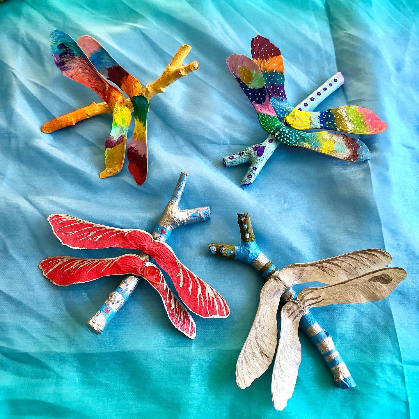 Die krankheitsbedingte Kitapause haben wir in den letzten Tagen mit fleißigem Basteln verbracht. Bei der tollen @binebraendle haben wir die Idee für kleine Ahorn-Libellen entdeckt. 😍😍 Rosalie hat‘s geliebt und mit Leidenschaft bunte Flügel produziert. 😄
.
.
#luftfarben #bunt #kreativ #selbermachen #basteln #dekorieren #bastelnmitkindern #bastelnmitnaturmaterialien #colorfulartwork #buntistmeinelieblingsfarbe #ilovecolors #fantasie #colorfullikearainbow #rainbowcolors #daslebenistbunt #libellen #dragonflies #libellenbasteln #ahornlibelle #ahornsamen #diydragonflies #diyherbstdeko #diydeko