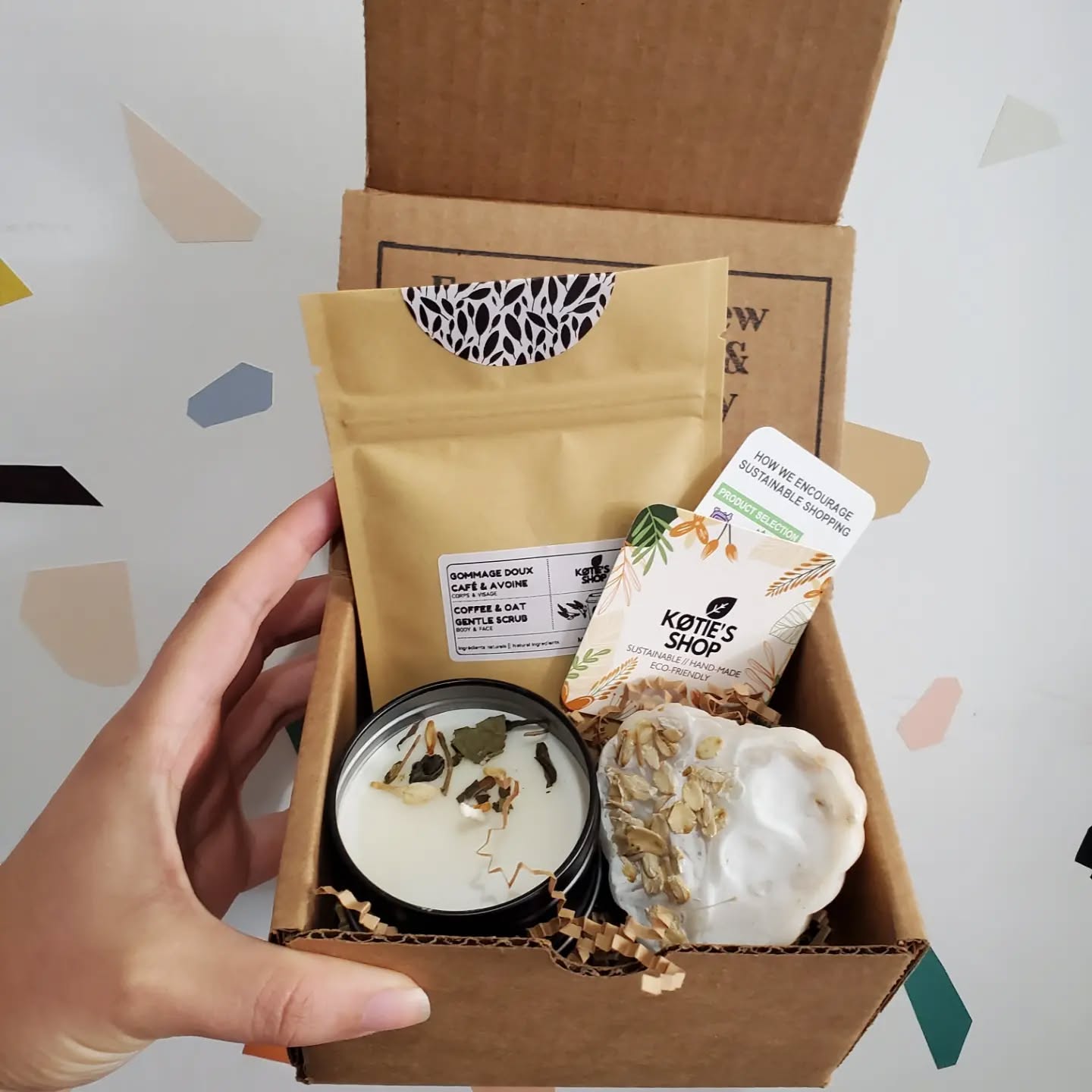 Our NATURA Giftbox is now available online and in stores! It includes our oat infused fragrance free oatmeal soap bar, our coffee and oat face, body and hair scrub (dry) as well as our new matcha latte scented candle!
.
.
.
.
#gifted #giftideas #sustainability #montrealshopping #montreal #giftsforher