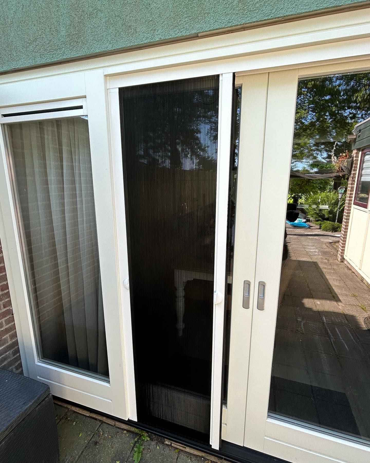 Laatst deze mooie @unilux_horren hordeur gemonteerd bij een goede klant. Deze valt mooi weg in de schuifpui en houd alle insecten buiten. Ideaal voor de zomer! #unilux #insectenweren #ral9010 #hordeur #zwartgaas