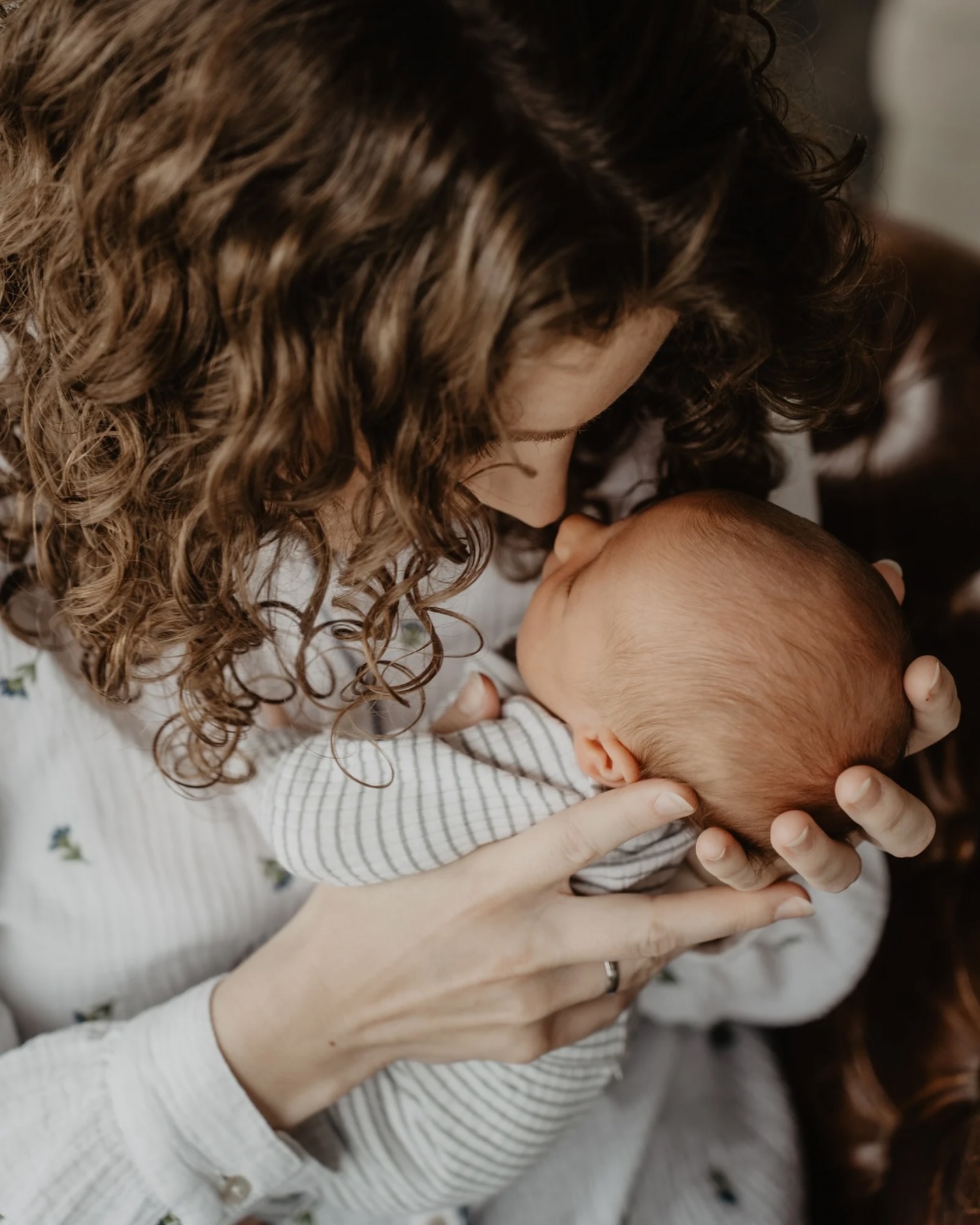 Hello little girl ✨
Ich werde öfters gefragt, ob ich auch Neugeborenen- oder Familienshootings anbiete. An der Stelle antworte ich mit einem klaren JA! Ich liebe es, euer kleines Familienglück fotografisch festzuhalten. Besonders die erste Zeit, nachdem sich eure Familie vergrößert hat, ist voller besonderer Momente 🤍 Ich liebe die Nähe zwischen euch und eurem Nachwuchs, das pure Genießen jeder Sekunde und das Kennenlernen.
Ich fühle mich besonders geehrt, dass ich schon so viele Paare auf ihrem persönlichen Lebensweg begleiten durfte und ich einige von euch schon mehrmals vor der Linse hatte - und jedes Mal einen weiteren Meilenstein mit meiner Kamera festhalten durfte. 🥹
An dieser Stelle einfach mal ein riesengroßes DANKE 🤍