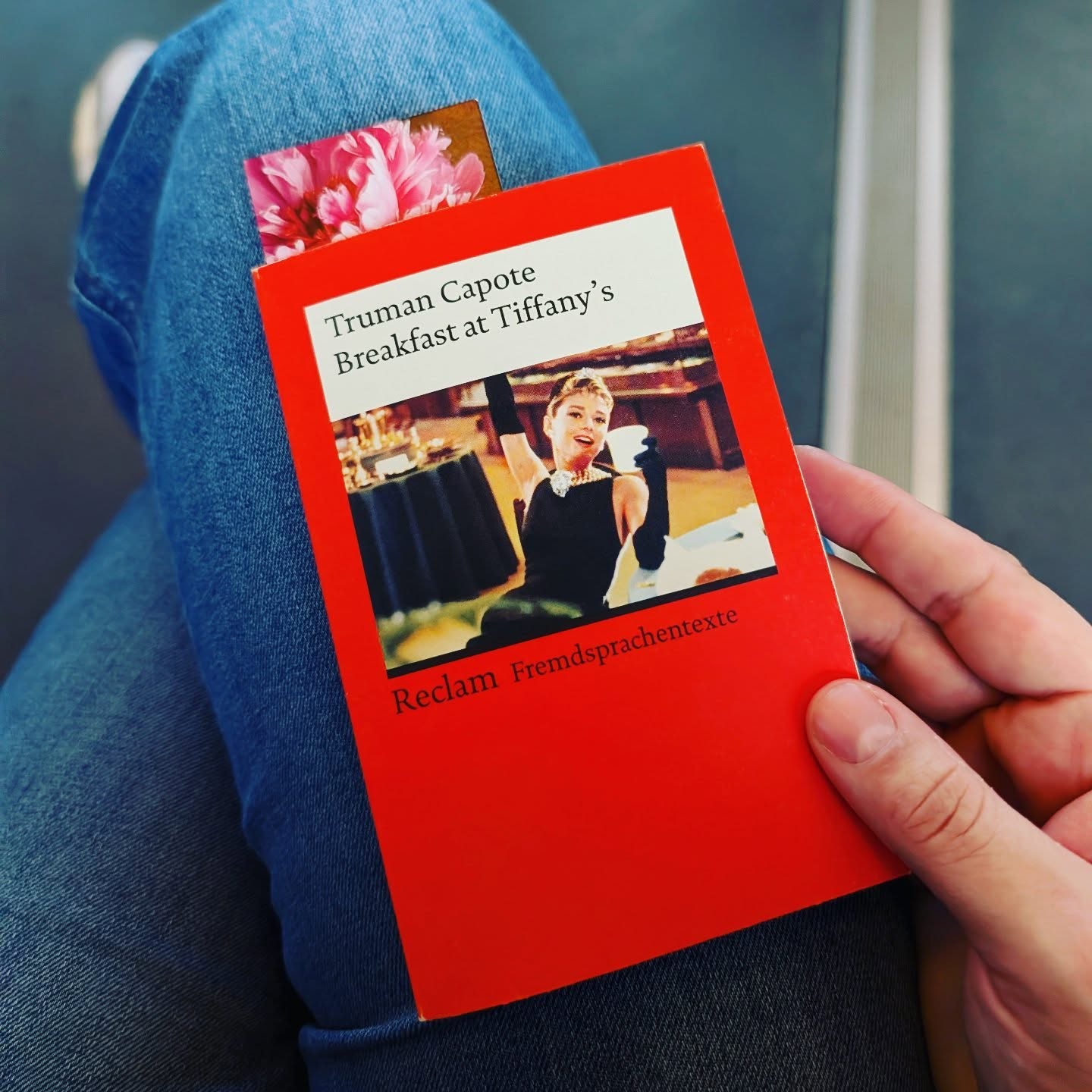 I swear I haven't been able to read much lately because I'm so tired and as soon as I start reading I just wanna go to sleep 😴 winter needs to end so I can read outside 😩
#breakfastattiffanys #trumancapote #readersofinstagram