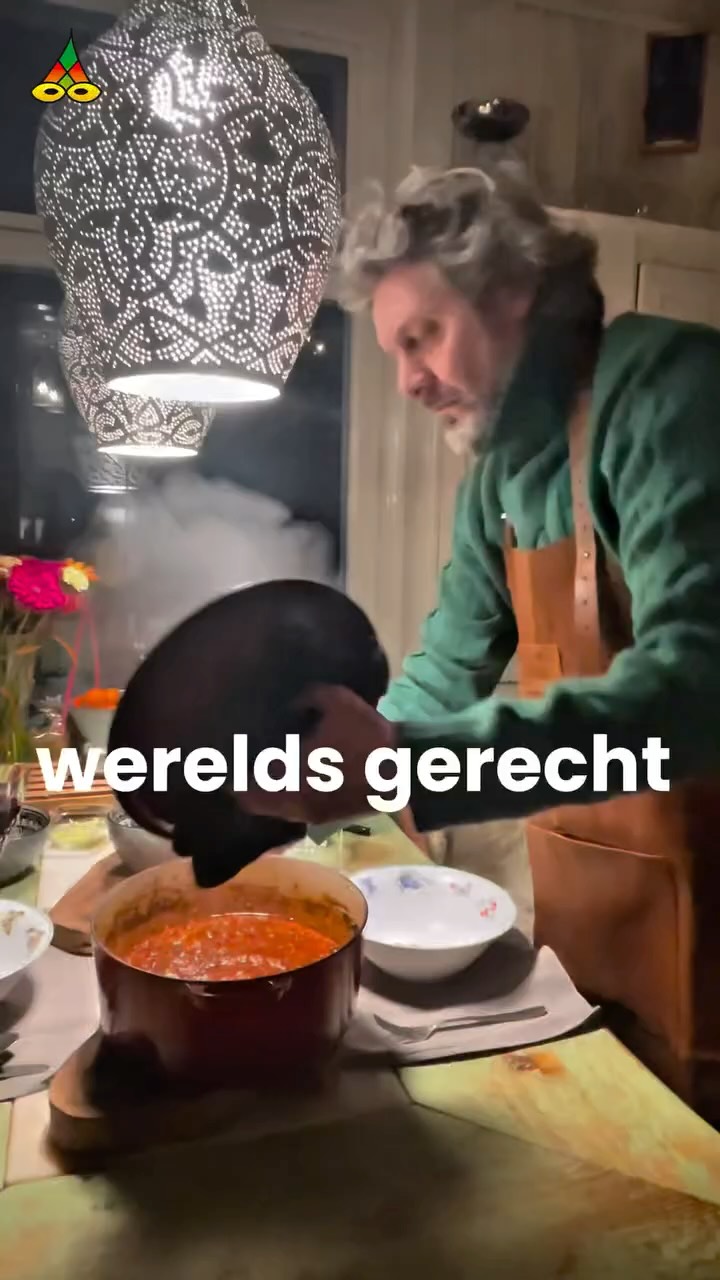 Werelds gerecht
Het krachtigste ingrediënt is tijd.
Poëziejournaal - dichterlijke reportages met rechte rug en open hart.
✍️ Maurice Jonkers & 🎥 Hilma ten Boske
#poeziejournaal #dichterlijkereportages #houdezonzijde
#koken #bolognese #tijd #smaak