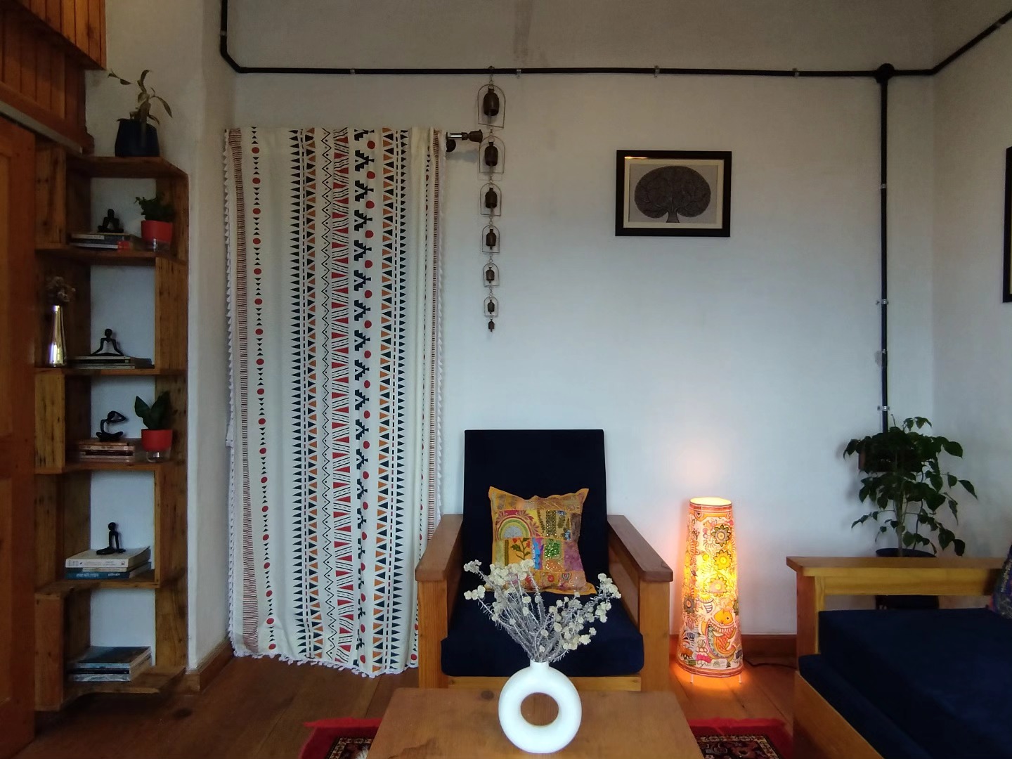 Cozy corners, conscious living. 🌿🏡
#himvanliti #uttarakhand #himalayas #kumaon #hills #mountains #monsoon #peace #rainyday #cozy #goodvibes #travelgram #holiday #holidayhome #home #colors #solitude #forestretreat #natureretreat #ecoretreat #sustainability #ecohome #ecofriendly