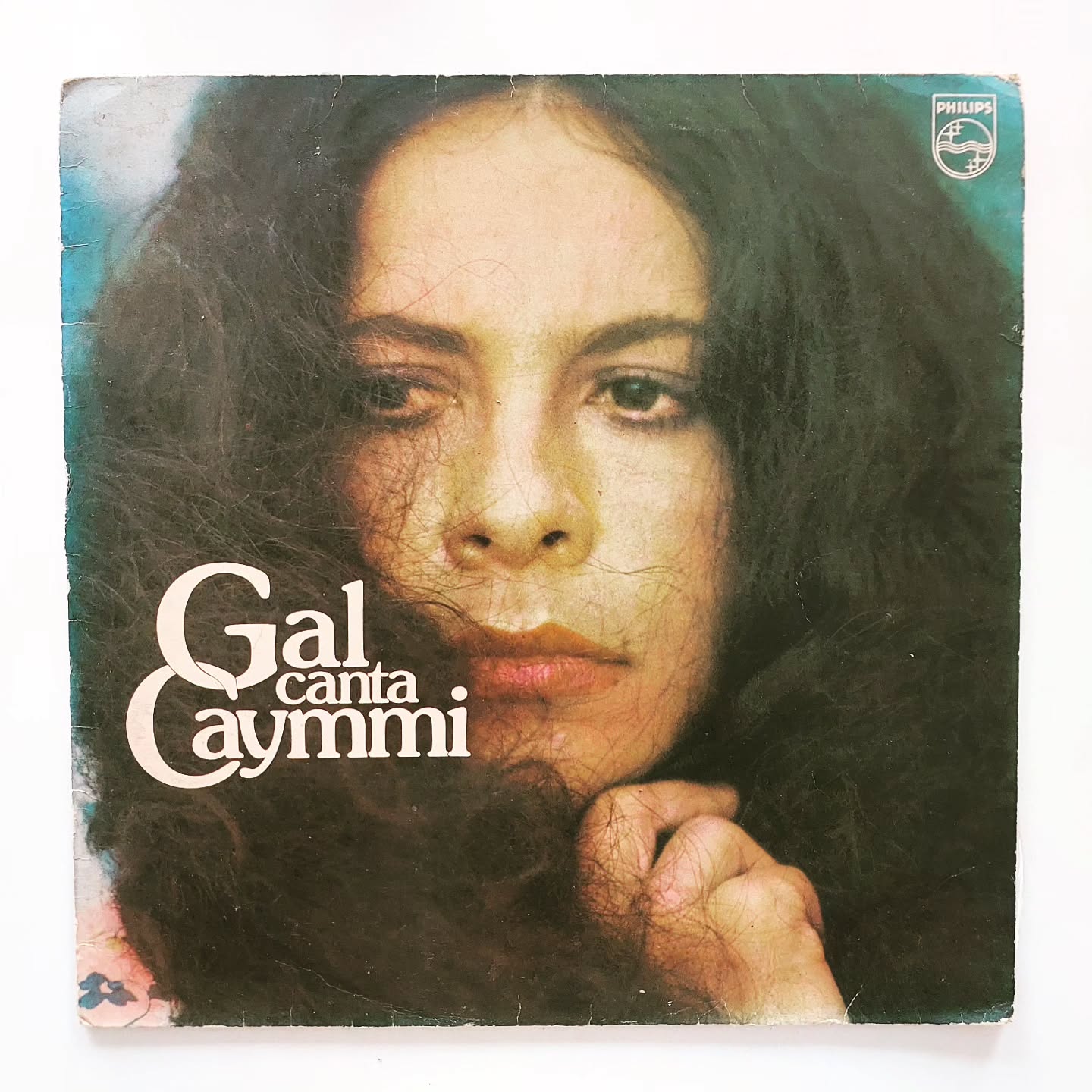 Tem disco que você precisa explicar.
Esse aqui não.
Gal Costa cantando Dorival Caymmi.
Se isso não te diz nada de cara… talvez não seja pra você.
Porque aqui não tem exagero.
Não tem firula.
Não tem tentativa de chamar atenção.
Tem “Vatapá”, “Dois de Fevereiro”, “São Salvador”…
E uma interpretação que não força nada — só entrega.
E isso é raro.
Muito raro.
Hoje quase tudo precisa gritar pra existir.
Esse disco não.
Ele acontece no tempo dele.
E talvez seja exatamente por isso que atravessou décadas sem perder o sentido.
Agora eu quero saber:
você ainda tem paciência pra ouvir um disco assim…
ou já se acostumou com tudo mastigado?
#vinil #mpb #galcosta #dorivalcaymmi #avozdovinil