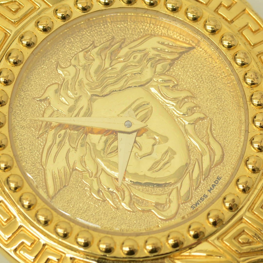 If you know classic Gianni Versace, you can only expect the gorgon medusa and meander designs. They even decided to use the face, well, for the face of this watch.
#watch #wristwatch #vintage #fashion #authentic #secondhand #versace #secondhandfashion #gold #gianniversace #goldplated #swissmade #gorgon #medusa #meander