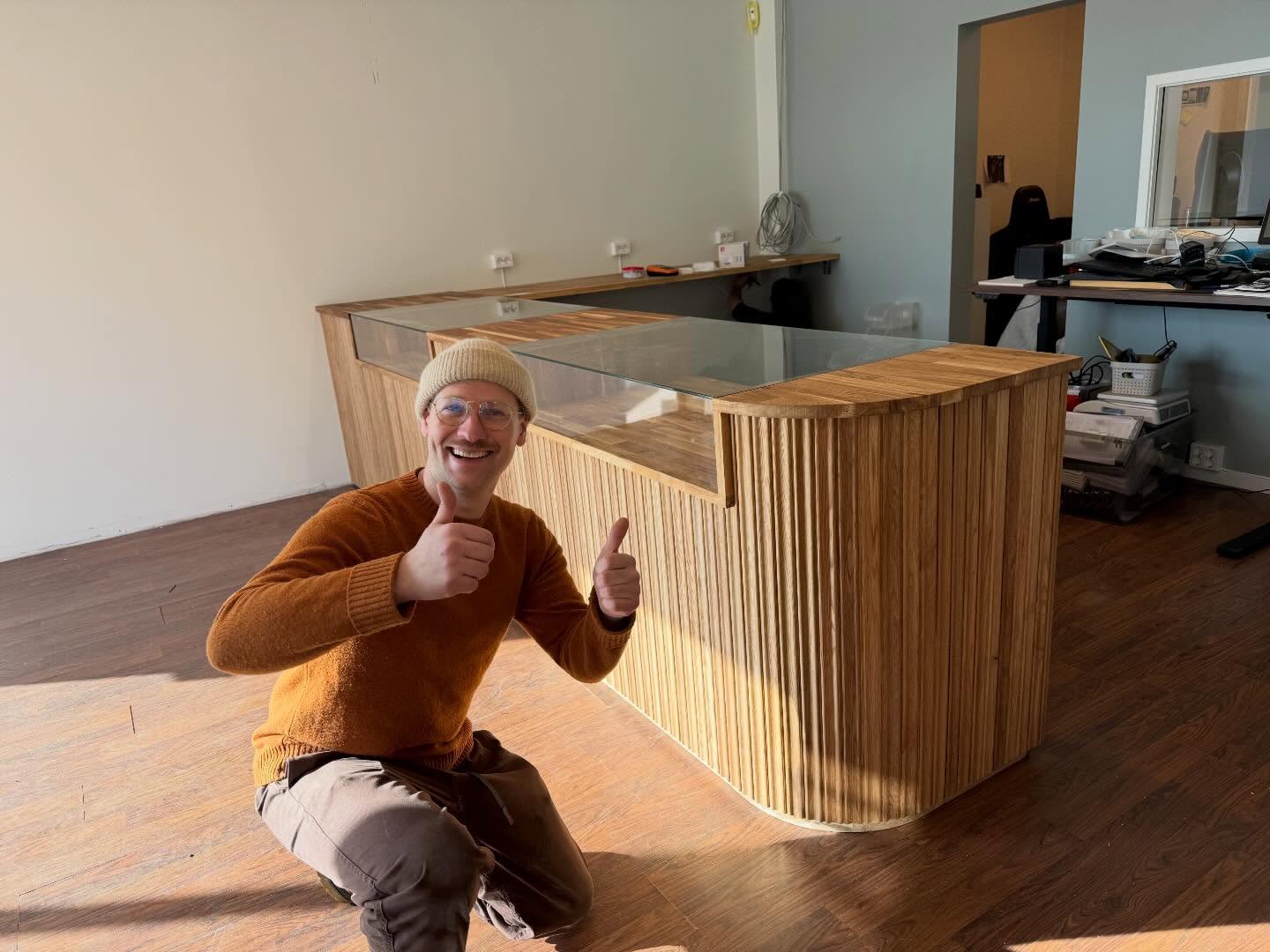 I går ble det en ganske lang dag, men også en fabelaktig en.
@evenpettersen og jeg startet på verkstedet kl 04 for å transportsikre denne salgsdisken. Kl 06 fikk vi hjelp av @not.as.you.know.it for å laste inn i @didriksons transport (bil).
Levering og montering av disken hos @roschberg_mynthandel_as i Lillestrøm - som gikk uvanlig smertefritt.
Lunch på @mortenskro (der maten er go).
Avslutning av dagen ble et fabelaktig leverandørbesøk hos de bra folka @oslofiner. De har mye spennende i tillegg til finer.
De har bl.a. blokkstaver i kirsebær, div eik, lønn, bøk, furu ++++, helstav og limtreplater i diverse dimensjoner og treslag.
Den siste vi så på var Laud, en stående helstavs furuplate som er en nyvinning de har utviklet selv.
Den var noe av det vi fikk veldig lyst til å finne på noe med.
En annen spennende sak er bl.a. en plate @kvadrattextiles har laget ved å kverne gamle møbelstoff.
At vi attpåtil fikk med en goodiebag med diverse prøver er bare så nydelig.
At de elsker hva de driver med, og kan treverk, varmer sjela.
Tusen takk fra oss 🫶