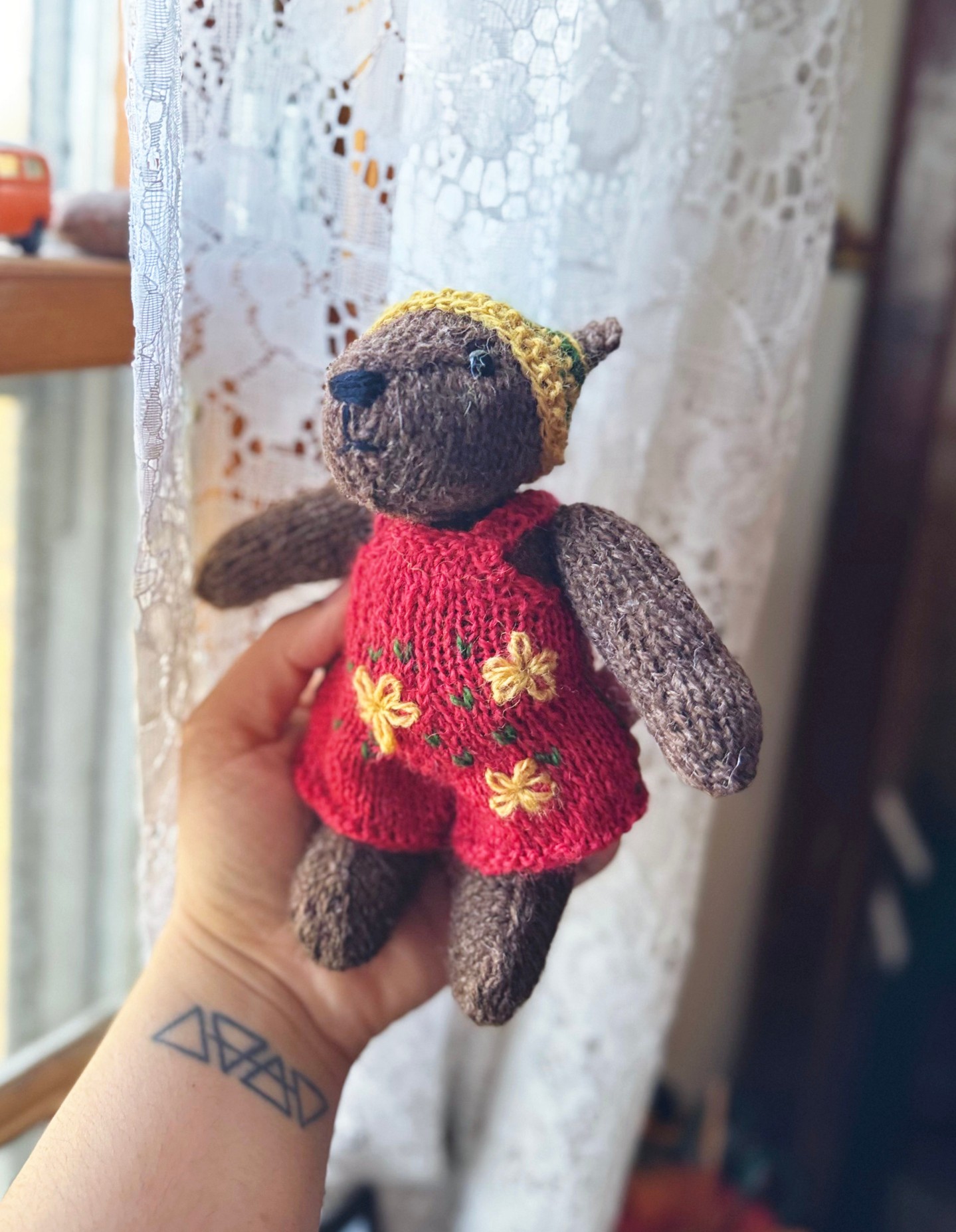 Obsessed with my little knitted bear in his little knitted clothes!
I can't find any social media or websites for the pattern designer, but you can find the link/pin to the pattern saved on my Pinterest page - Link in bio 🔗
#knitting #teddybear #pinterest