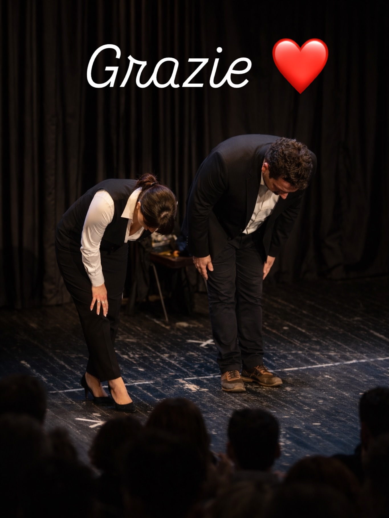 «Abbiamo tutti dentro un mondo di cose.»
— Luigi Pirandello
E per qualche sera… quel mondo è salito sul palco.
Grazie a chi è venuto a sostenerci.
Grazie a chi c’è sempre.
Grazie a chi non cerca solo intrattenimento… ma qualcosa che resta.
Grazie ai nostri angeli custodi @federica_fbn @pep1202 @kiaita11 Rachele e Matteo che con pazienza e dedizione ci hanno aiutati a realizzare questo spettacolo.
Grazie per aver attraversato con noi le parole di Luigi Pirandello. ❤️