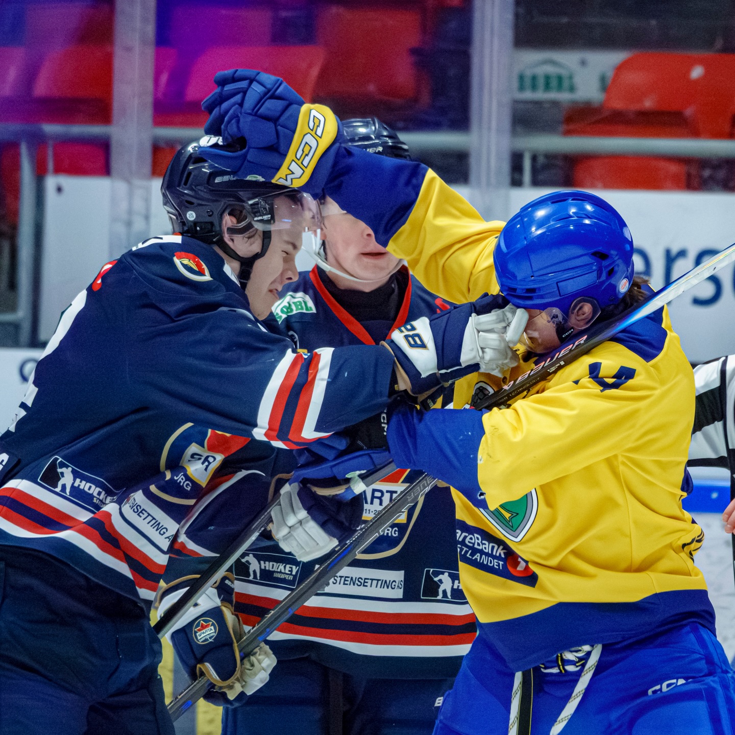 @spartasarpsborgu20 med 5-2 seier over @storhamar_ya i den andre kvartfinalen og en tredje kamp må til for å avgjøre serien mellom lagene 🔥🔥🏒
Alle foto finnes på vår Facebook-side 📸
#2hockey #hockey4you #norskishockey #norskhockey #u20