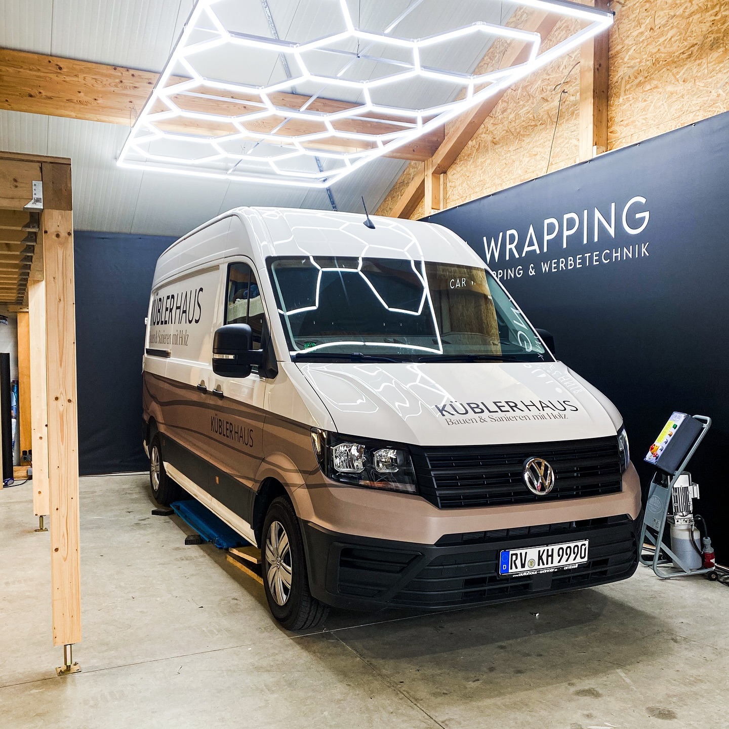 Fahrzeugbeschriftung Inkl. Design und Digitaldruck für KüblerHaus 😊
.
.
.
#pawrapping #carwrapping #wrapping #wrapped #bauen #sanieren #holz #foliert #folierung #holzbau #baustelle #sprinterausbau #vwsprinter #sprinter #crafter #volkswagen #werbetechnik #beschriftung #beschriftung #fahrzeugbeschriftung #firmenbeschriftung #firmenbranding #firmenwerbung