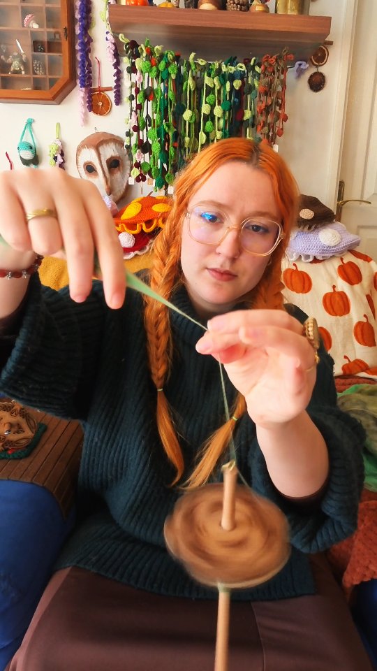 Ma thérapie → filer de la laine ✨🧶
Des fois, ça fait du bien de revenir aux bases, aller plus lentement.
#creatricefrancaise #faitmain #cottagecore #artisan #yarn