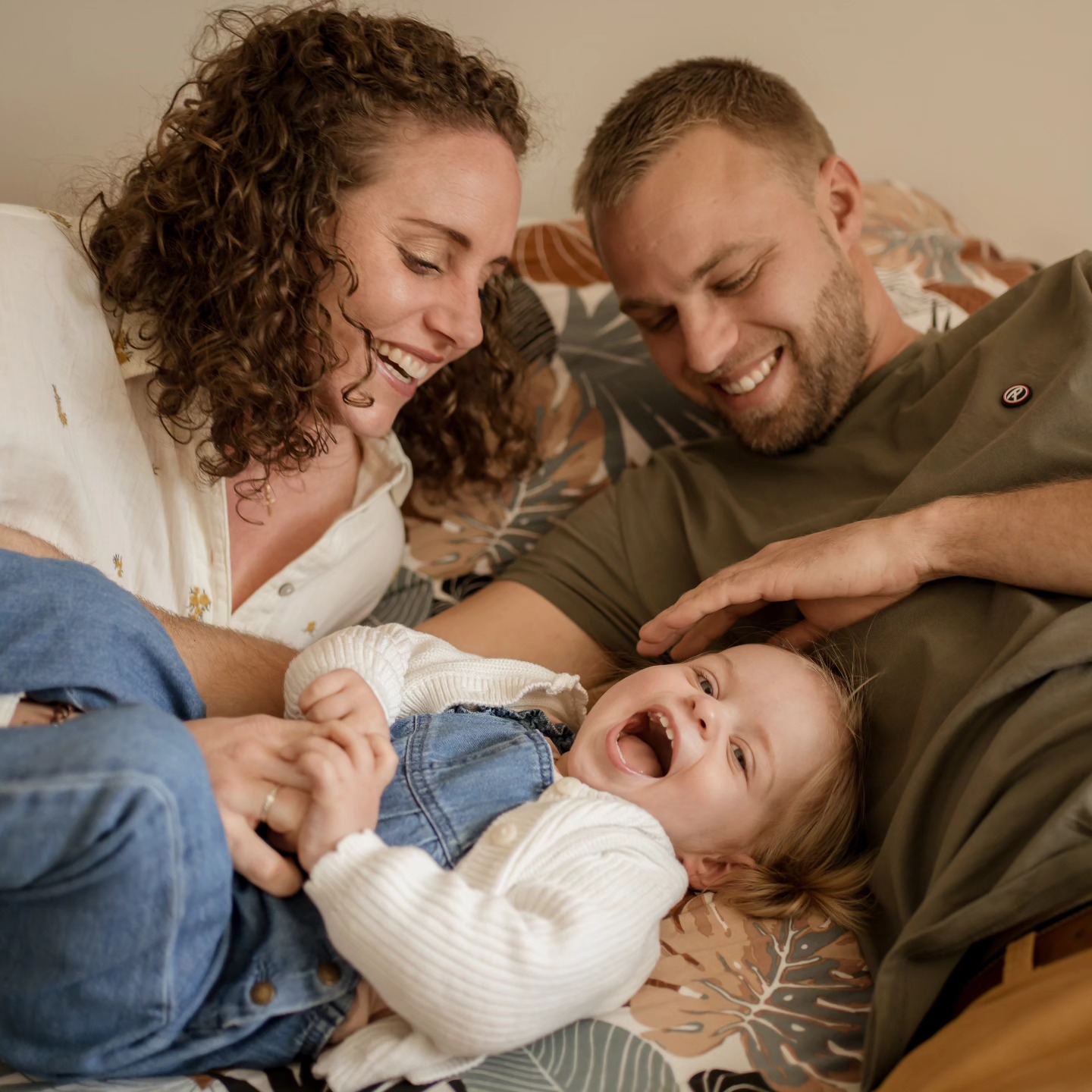 Cette séance famille, en toute simplicité à la maison, là où tout est simple et vrai. Une bataille de chatouilles sur le lit de papa et maman, des câlins comme on aime et une virée au fond du jardin pour aller chercher les œufs au poulailler.
Pas besoin d'en faire trop, juste d'être ensemble.
C'est exactement là que les images prennent tout leur sens pour raconter votre histoire.
Et vous, chez vous ou en extérieur pour votre prochain3 séance ?
#seancefamille #photographefamille44 #photolifestylenantes #momentsdequalite #enfanceheureuse #photographegrandchamp #photographeloireatlantique