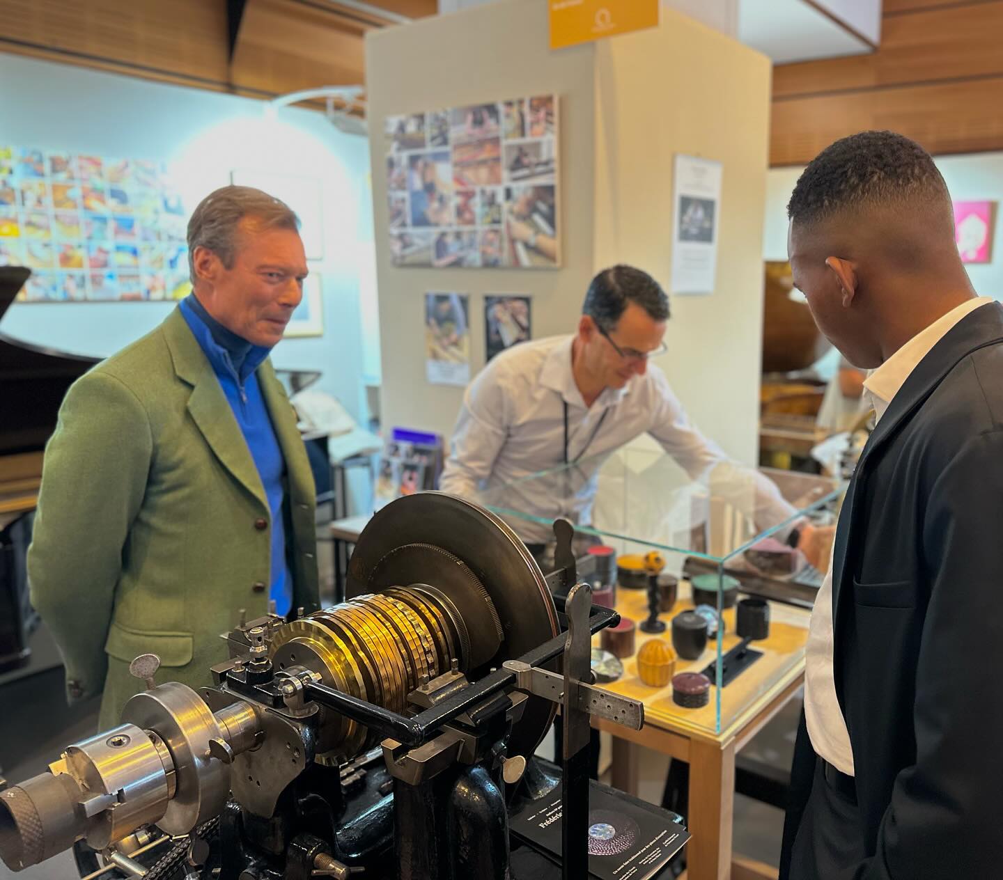 Au salon international du patrimoine culturel, ce jour, pour rencontrer les acteurs de la restauration, de la sauvegarde, de la valorisation et de la transmission de notre #patrimoine bâti et non bâti, matériel et immatériel.
Au-delà de sa vocation événementielle, ce salon est un espace de concertation où, à travers de belles rencontres et discussions avec des amateurs #passionnés et des fervents défenseurs du secteur, j'ai pu développer ma réflexion sur la protection, la stratégie de mise en valeur des métiers ainsi que sur les récentes #innovations.
Je crois que la sensibilisation des jeunes à la conservation, à la formation, aux techniques anciennes et nouvelles, ainsi qu'au métier d'art en général, est essentielle pour garantir la pérennité de notre #savoir-#faire, indispensable à la sauvegarde de notre patrimoine.
De plus, je suis fier que celui-ci, loin de se figer dans les limbes du passé, évolue et se métamorphose aux côtés de technologies novatrices, tels des compagnons de route épris de #réussite.
Aujourd'hui, je souhaite rendre hommage à tous ceux qui contribuent à la préservation et à la #transmission de notre patrimoine, à nos artisans, à nos conservateurs, à nos chercheurs, à nos associations, à nos entreprises, à nos écoles, à nos ingénieurs, à nos esprits prolifiques...
À leur travail acharné et à leur dévouement.
Je suis convaincu que notre patrimoine avec ses singularités est et devra rester le témoin éternel de notre #identité, de notre #créativité et de notre #excellence ! 💪🏽🇫🇷