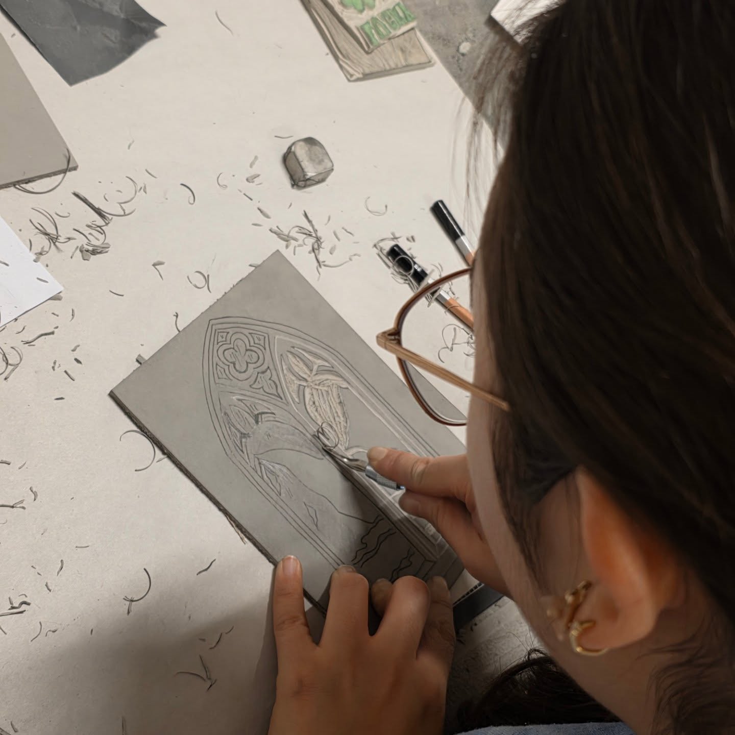 Welcome to the print studio! Our Print Studio 101 class is one of our most popular 5-week classes, because it introduces you to multiple printmaking techniques. Register soon to secure your spot (website link in bio), details below:
Print Studio 101
Tuesdays April 7th to May 5th 2026 (5 weeks) 6 to 9pm
$350
Perfect for beginners or experienced printmakers looking to brush up, this course introduces the atelier experience to students. A range of both traditional print media and alternative methods will be explored in these 5 weeks, including the photo emulsion screen print method, cyanotype and relief printing with a press.
Learn a range of techniques from experienced artist and printmaker Shannon Moynagh, who will mentor students through technical and engaging projects!
All materials supplied for the run of this course. Students taking this class are welcome to become renters in the studio.
ID: Photo of a student carving a linoleum block in the studio.
#torontoprintmakers #torontoprintstudio #torontoartclasses #learnprintmaking #print101