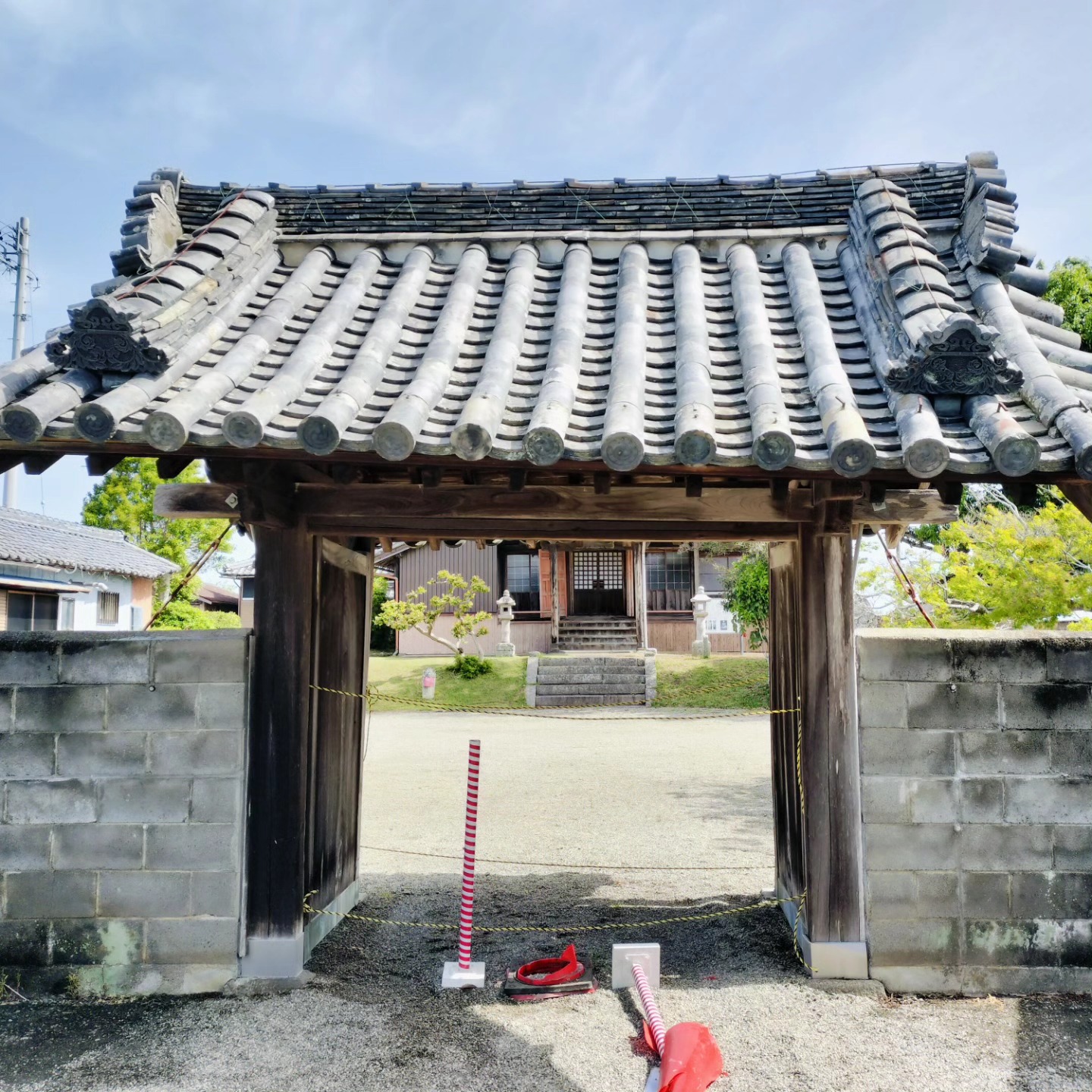 17世紀に建てられたお寺。
中には県の重要文化財の平安時代の仏像もあります。
このお寺の建て替えが始まります。
本来ならまた何百年も残るような木造の建物が良いんでしょうけど、
松阪市の田んぼの中の小さな集落に有って、住民の高齢化も激しい地区なので、現実的な鉄骨造になるそうです。
まずは、今にも崩れ落ちそうな門の建て替えの寸法取りに行ってきました。
写真が歪んでいるのではなく、門が歪んでいます。
#トーカイステンレス
#松阪市