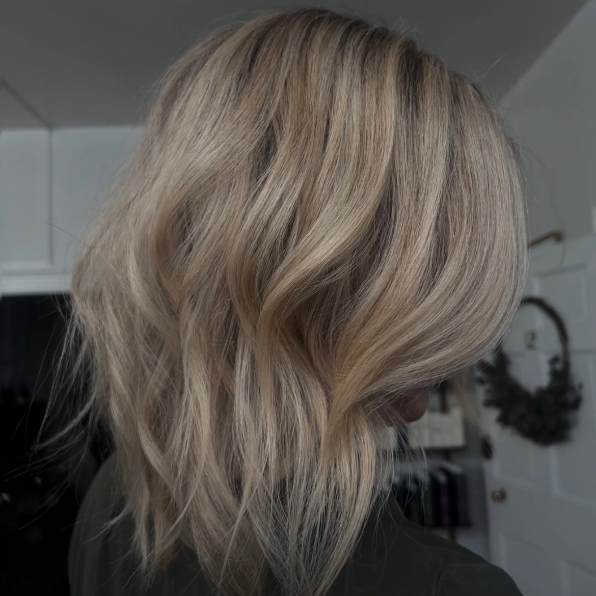 One thing we love about @hairxxsydney ‘s color is that we can’t ever tell what’s created versus what naturally lives there.
For this client, Sydney was able to use a ‘Refresh Me’ to add highlights and lowlights to blend greys without having to fully eliminate them. This means that when this client comes back in 10-12 weeks, Sydney at most will have to do a smaller service such as a gloss to diffuse the regrowth and revive the desired tone. Easy and effortless.