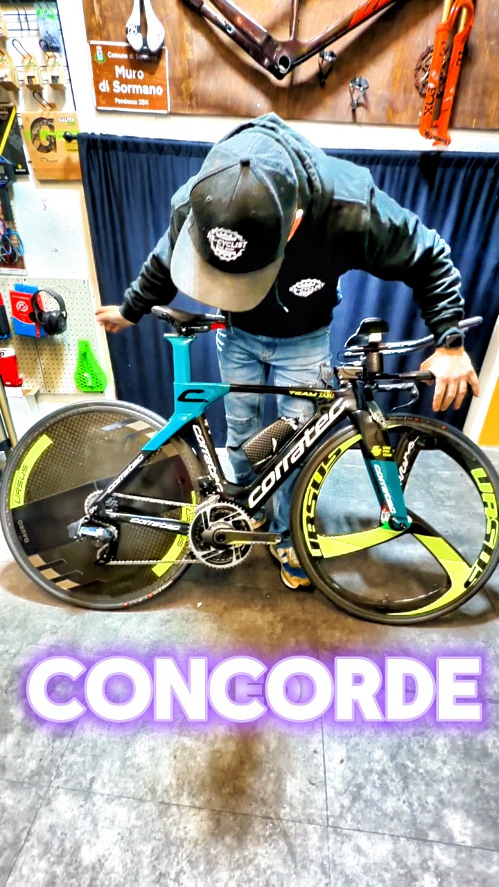 ⏱️🚀 CORRATEC C:TIME PRO TEAM – LA CRONO CHE TI FA VENIRE VOGLIA DI ISCRIVERTI SUBITO A UNA GARA
Ex team, super aero, cattiva come poche. La Corratec C:Time nasce proprio per la massima penetrazione dell’aria e per ridurre al minimo la resistenza alle alte velocità; la piattaforma è pensata per prove contro il tempo e triathlon, con telaio in carbonio e geometria votata ad andare forte sul dritto.
🔥 Esclusiva Re-cyclist Bike Shop
📏 Taglia XS — indicativamente per altezze 160–170 cm
⚙️ SRAM Force posteriore
📊 Power meter SRAM Red
🛞 Ruota anteriore Ursus a razze
🛞 Ruota lenticolare posteriore Ursus Guaro
🖤 Manubrio in carbonio
🖤 Appendici Zipp in carbonio
🐂 Sella specifica da triathlon
🎁 Borraccia aero in omaggio
💥 Prezzo: 2.499 €
Questa non è una bici da crono.
È un missile da decollo per chi vuole entrare nel mondo TT con un mezzo vero, scenico e già pronto a tagliare l’aria come si deve.
💳 Finanziabile a tasso zero • 🔄 Permutabile • 🚚 Spedizione gratuita in tutta Europa
🔧 Revisione autocertificata • ✅ Pronta a partire
📍 Re-cyclist Bike Shop – Longone al Segrino (CO)
🌐 www.recyclistbikeshop.com
📞 031 547 8454