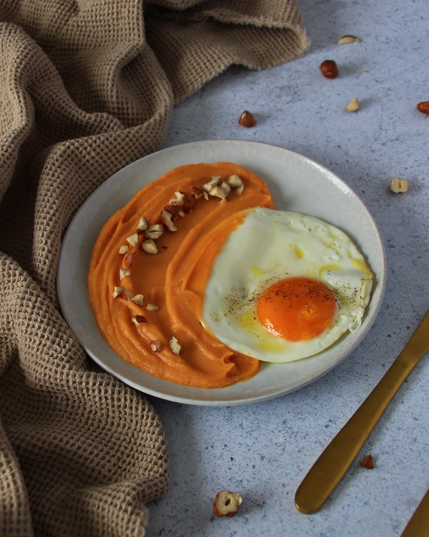 La purée de patate douce coco
Une purée toute douce et onctueuse, à base justement de patate douce et de lait de coco, facile, rapide et ultra gourmande
✨ Les ingrédients
500g (=1) Patate douce
l200 mL de lait de coco en boite
100 à 200 mL d'eau
✨ La méthode
* Eplucher, laver et découper en morceaux la patate douce
* Dans une casserole mettre la patate douce, le lait de coco et l'eau
* Cuire a couvert pendant 30 min
* Mixer et déguster
✨ Les Astuces
- Avant de mixer si il y a trop d'eau laissée évaporer à feu doux 5 min sans couvercle.
- Pour que la purée soit bien lisse mixer à l'aide d'un mixeur.
- Ici j'ai accompagné la purée avec des noisettes et un oeuf
•
🌾 Elodie Bernard Diététicienne Nutritionniste
✨ Consultation à distance, domicile à Cholet & cabinet Angers :
🌙 17 rue de Chantilly 49000 Angers
🍋 elodieb.diet@gmail.com
🌻 hellorecettediet.fr
☀️prise rdv Doctolib
•
#dieteticienne #nutrition #recette #recettevegetarienne #vegetarien #vegefood #patatedouce #recettefacile #recetterapide #mangermieux #alimentation #alimentationvivante #coco