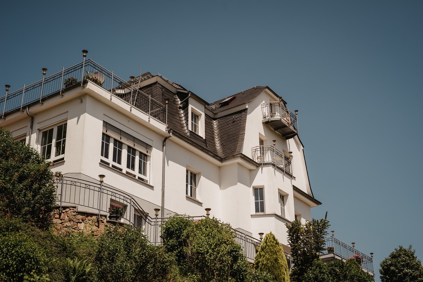 so eine schöne Location hier in der Region <3
Falls ihr noch auf der Suche nach einer Hochzeitslocation seid, ich habe hierüber mal einen Blog geschrieben.
Diesen findet ihr auf meiner Website www.fortina-photography.de unter "über mich" und dann unter dem Reiter "Blog".
Vorbeischauen lohnt sich :)
Floristik: @lottas.deko
Location: @hofgutlangenborn
#hochzeitslocation #weddingday #hofgut #schöllkrippen #weddinginspiration #realwedding #hochzeitsfotograf #weddingplannergermany #aschaffenburg 