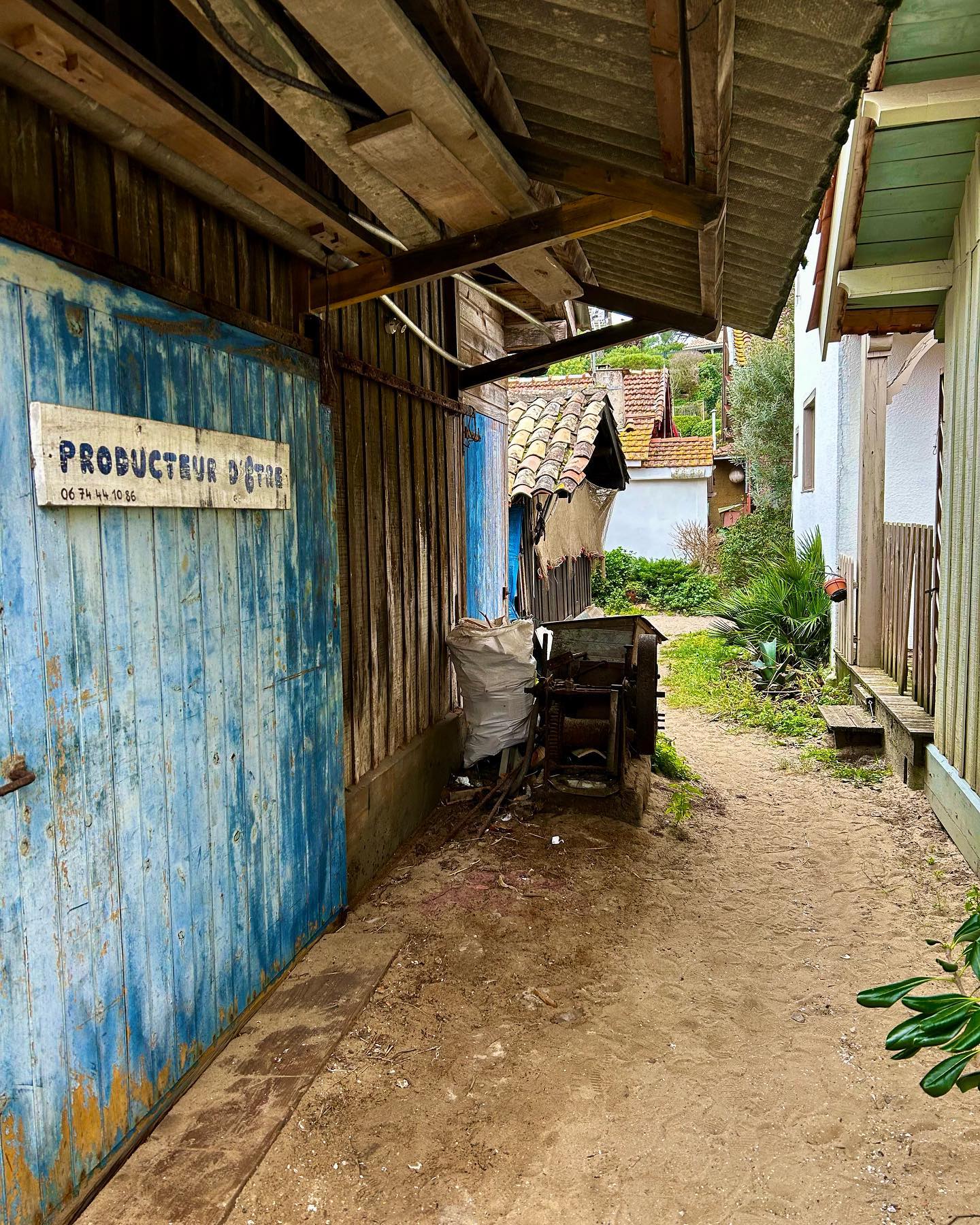 Former fishing & oyster farmer’s cabins. Perfect place to wander. Village of l’herbe - #capferret #villagelherbe #bassindarcachon #arcachonbay #lebassin #gironde #atlanticcoast #southwestfrance #sudouest #iphone14 #france @mybordeauxtours