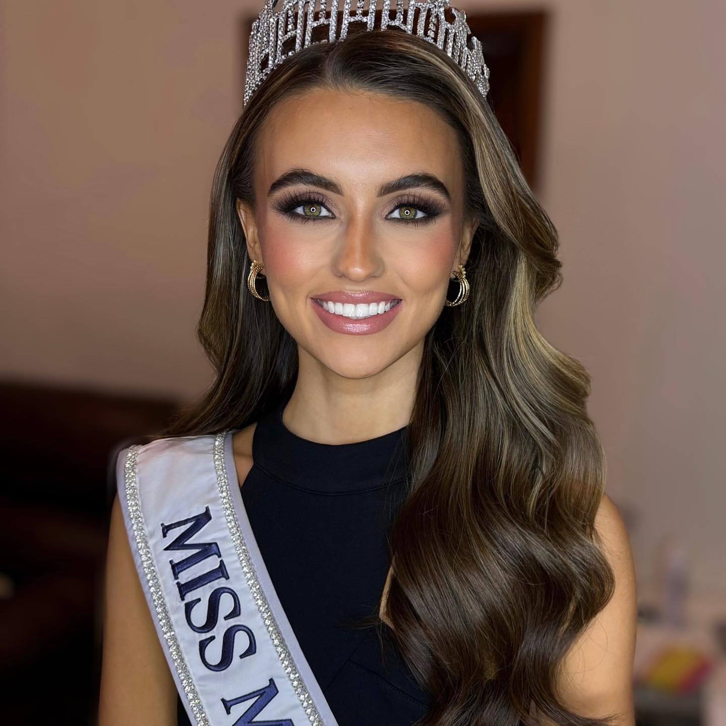 I will never get over this!!!! There is something so special about watching your friends live out their dream, and being able to help them along the way is beyond rewarding. @kayleebrookemccollum you are HER 🤩
Hair and makeup by Me (at 3:30am🫣)