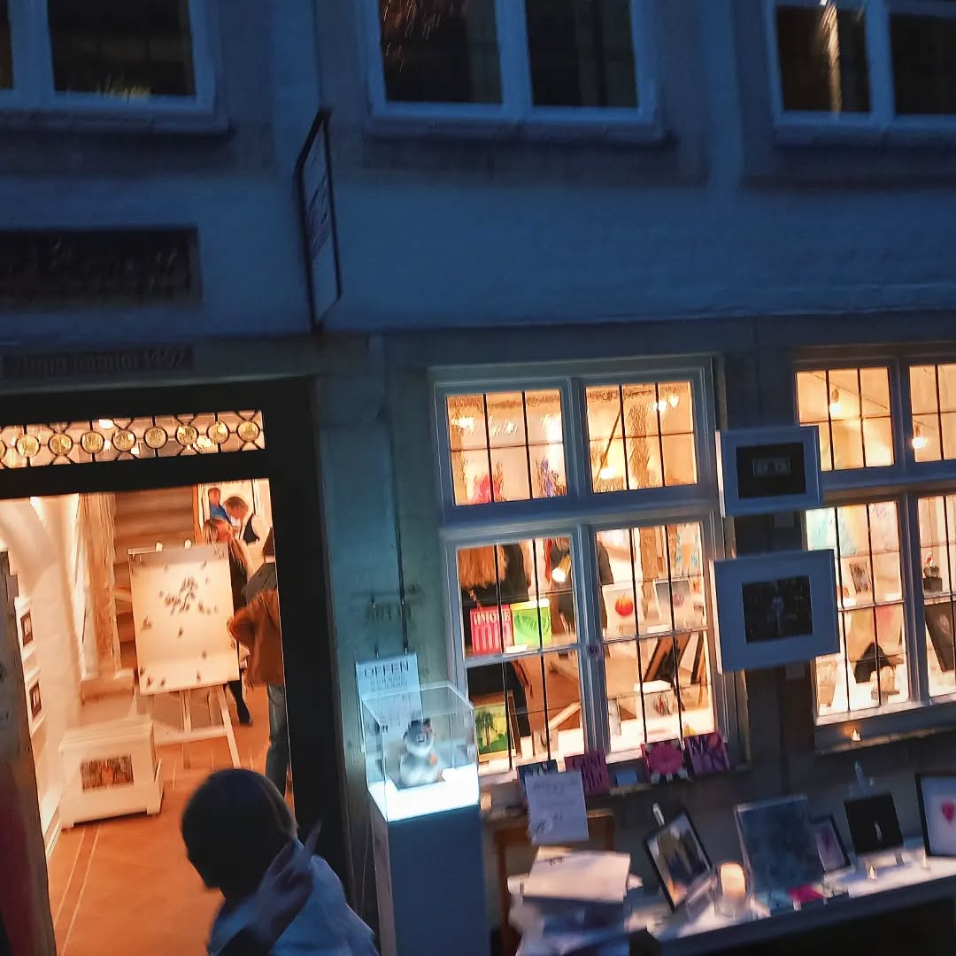 Die Nacht der 1000 Kerzen im Schnoor!✨️
Es war ein schöner Tag mit wahnsinnig vielen Besuchern.
Und es war uns eine helle Freude soviele tolle Menschen in unserer ART15 begrüßen zu dürfen😉!
#art #Kunst #Galerie #schnoor #bremen