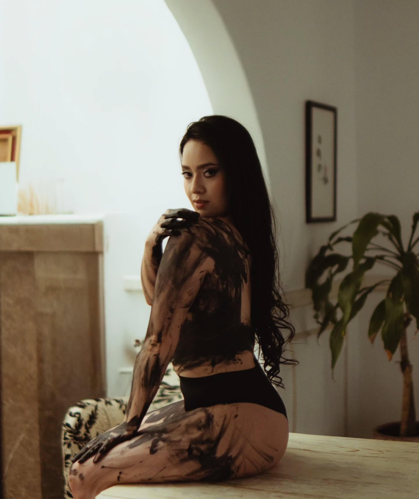 Boudoir Photoshoot...
Hay sesiones donde no se trata de cubrir,
sino de sentir. Donde el cuerpo se convierte en lienzo,
y cada trazo cuenta algo que a veces no se puede decir con palabras.
Esta sesión en CDMX fue justo eso:
arte, confianza y libertad.
Salir de lo tradicional, atreverse a explorar,
y descubrir una versión distinta de ti…
más fuerte, más segura, más tuya.
El boudoir no siempre es suave,
a veces también es intenso, imperfecto y real.
Gracias por confiar en mí para crear algo tan diferente. 🖤
📷 Sesiones boudoir personalizadas
🎨 Conceptos creativos (como bodypaint)
📅 Agenda abierta