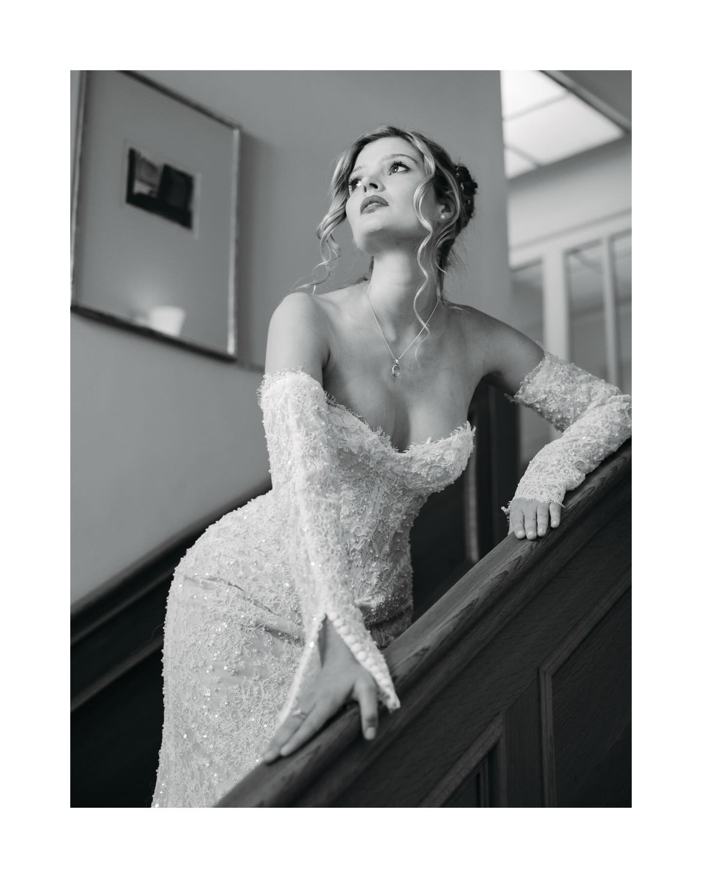 Hanseatische Eleganz trifft auf Editorial 💍
Zwischen hanseatischer Klarheit und zeitloser Schönheit entsteht etwas, das bleibt.Im Louis C. Jacob durfte ich genau diese Magie einfangen.
Eure Hochzeit ist mehr als ein Tag. Sie ist ein Raum, in dem ihr euch zeigen dürft.
Und genau dafür braucht es Vertrauen, Präsenz und einen Rahmen, der euch hält.
Ich liebe es, euch so zu sehen, wie ihr wirklich seid
und euch dabei wie in einem Magazin festzuhalten.
Genau dafür bin ich da.Für Bilder, die sich nach euch anfühlen und bleiben.
Credits
Photography: @jaronkwast.photography
Styling: @brautstyling_sabineoverbeck
Model: @carli_johanna
Dress: @truesociety_hamburg
Location: @hotellouiscjacob
#hochzeitsfotografhamburg #hamburghochzeit #hamburgwedding
#hotellouiscjacob #louisjacob elbchaussee
hamburgluxury hamburgelegance hamburgstyle
hamburgbraut brauthamburg hamburgbridal
hamburghochzeitsfotograf hamburgweddingphotographer
editorialwedding fineartwedding luxuryweddingphotographer