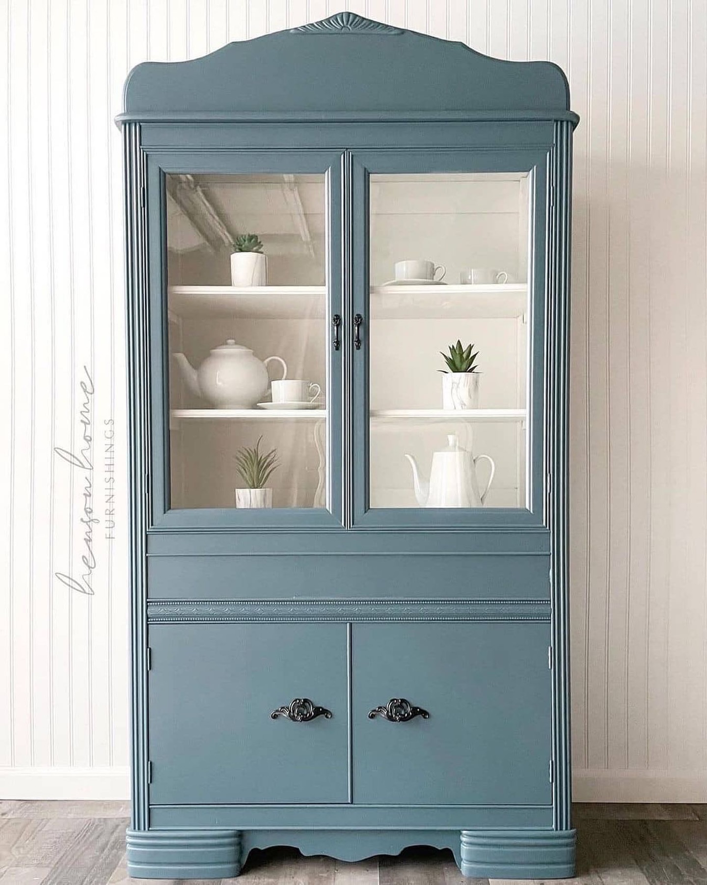 🦉Build a palette that becomes recognisable as yours
Wise Owl isn’t built around fixed colours.
It’s designed to be mixed, adjusted and refined —
so the colour fits the piece, not the other way around.
That’s where your work starts to become recognisable.
This blue isn’t straight from the tin.
It’s been softened and balanced to sit exactly where it needs to —
holding depth without feeling heavy,
and colour without overpowering the piece.
The colour isn’t the decision.
The refinement is.
Paired with Kashmir, it becomes even more resolved.
Kashmir is a soft, light neutral that brings calm into a piece —
and here, it works with the cooler blue to soften any starkness and let the colour sit comfortably.
Beautifully refinished by @hensonhomefurnishings.
This is how a palette is built over time:
Not by choosing colours.
By refining them.
Wise Owl One Hour Enamel
Available from The Furniture Paint Shop ~ Australia’s home of Wise Owl Paint 🦉
#FurniturePaintShopAustralia #WiseOwlPaintAustralia #WiseOwlPaint