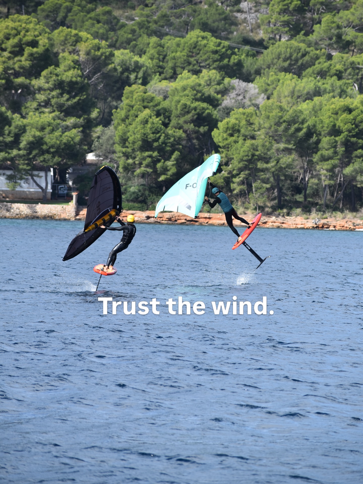 El viento, el mar y la sensación de volar sobre el agua.🌬️🌊
Cada sesión es diferente.
Cada día en el agua es una nueva aventura.
¿Quién más siente esta libertad?
#wingfoil #wingfoiling #mallorca