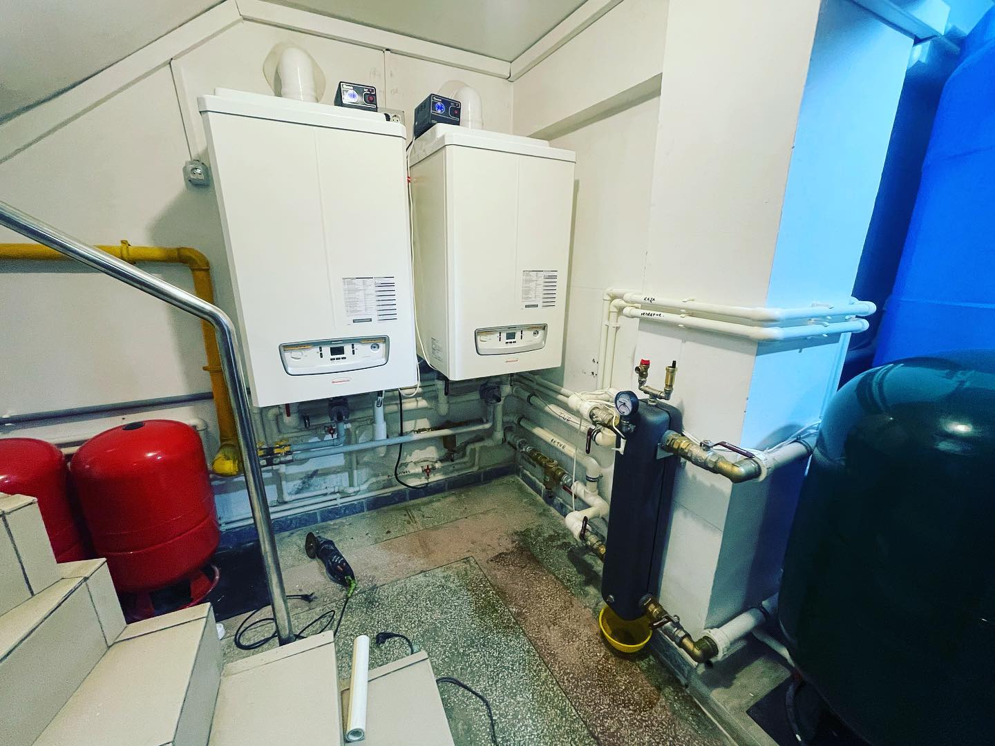 Cameră tehnică echipată cu 2 centrale termice de 90kw, grup pompare apă menajeră, 3 boilere pentru preparare apă caldă menajeră
#plumberslife #boilerroom #immergas
