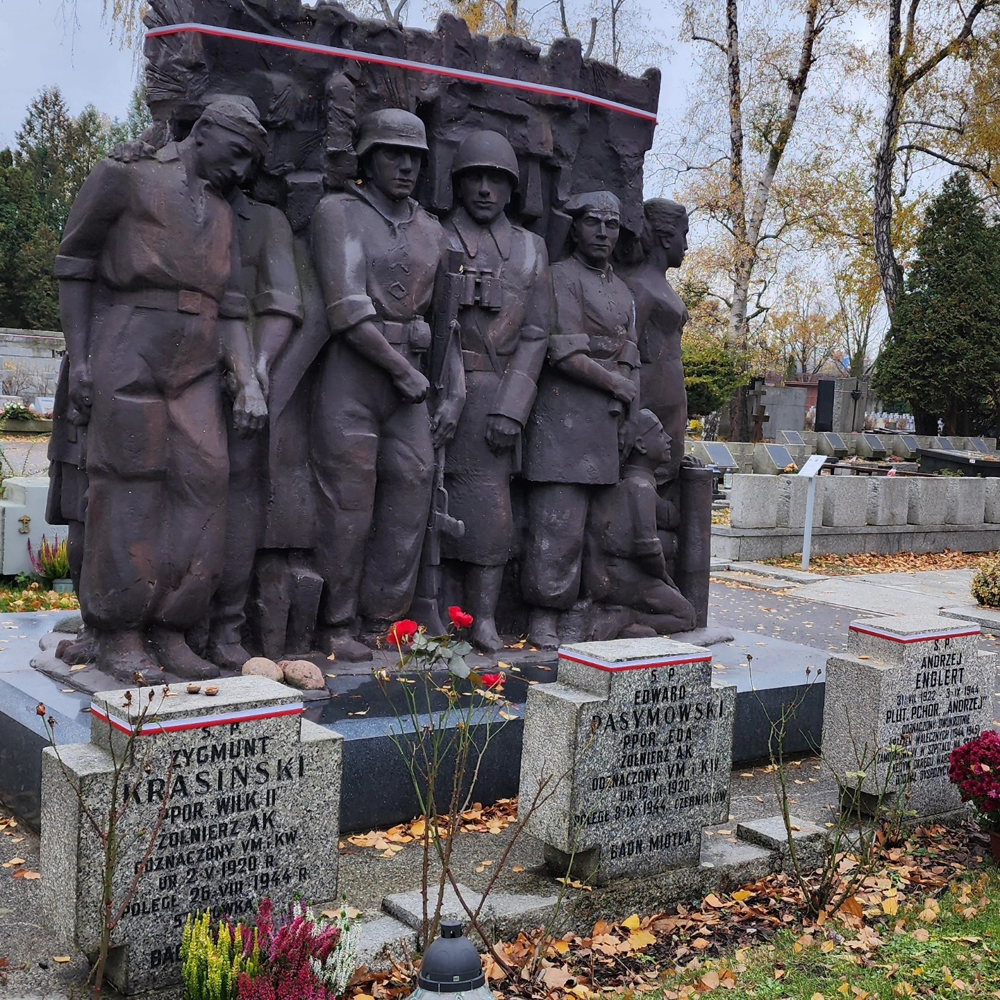 Cmentarz Wojskowy Warszawa🇵🇱
Graves of the fallen Polish Resistance
.
.
#history #Poland #Warsaw #PolishHistory