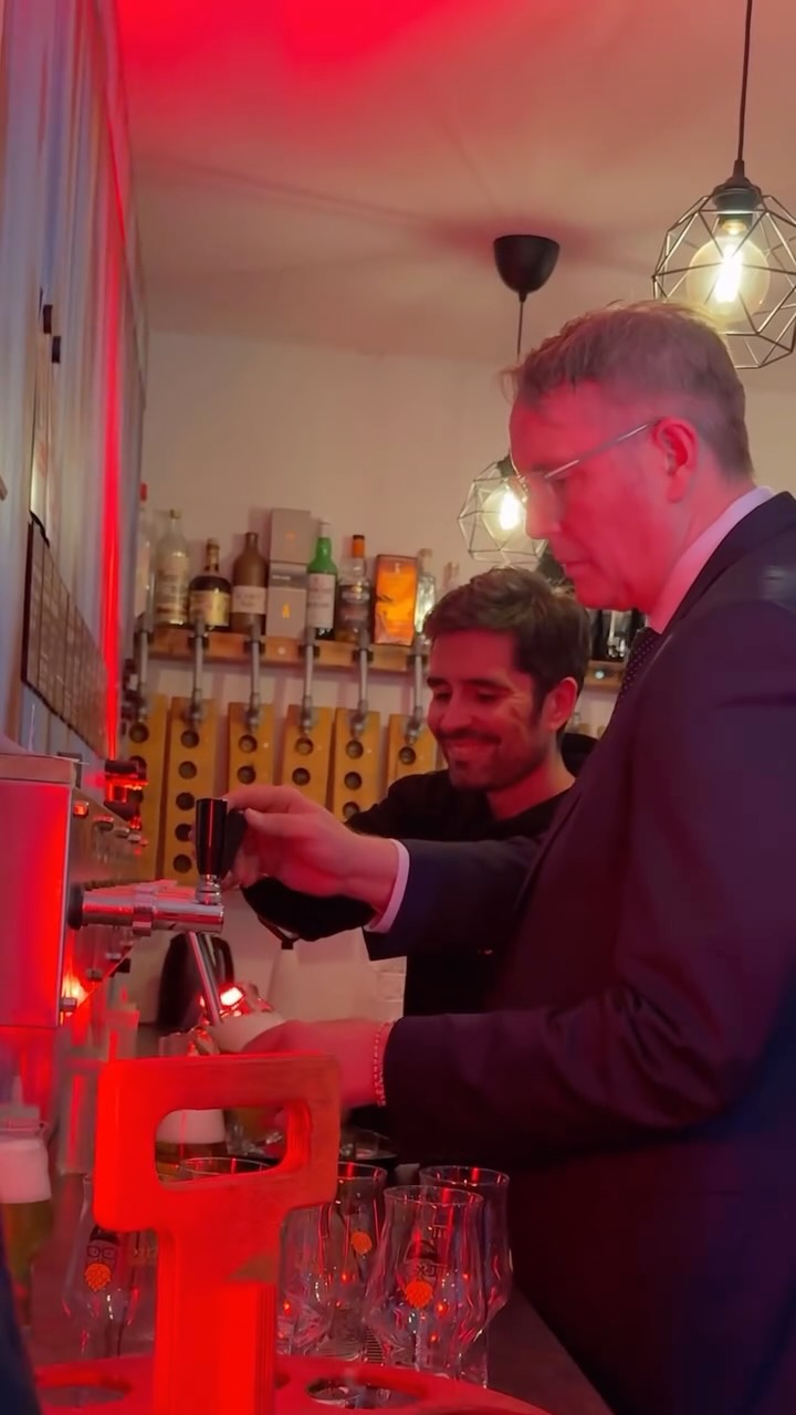 So sieht Politik aus, wenn sie nah bei den Menschen ist.
Politik passiert nicht nur im Parlament.
Sie passiert da, wo Menschen zusammenkommen.
Heute am Zapfhahn im Craftprotz:
unser Ministerpräsident Alexander Schweitzer und ich.
Wir haben Bier gezapft, zugehört und mit den Leuten darüber gesprochen, was Rheinland-Pfalz stark macht:
gute Bildung für starke Kinder, offene Grenzen zu Luxemburg, Klimaschutz mit nachhaltiger Energie und eine starke mittelständische Wirtschaft.
Die Bude war voll, das Bier schneller weg als wir zapfen konnten – und die positive Energie im Raum hat gezeigt:
Politik lebt vom Gespräch. 🍻
#RheinlandPfalz #NahBeiDenMenschen #ZusammenStark #alexanderschweitzer #sventeuber