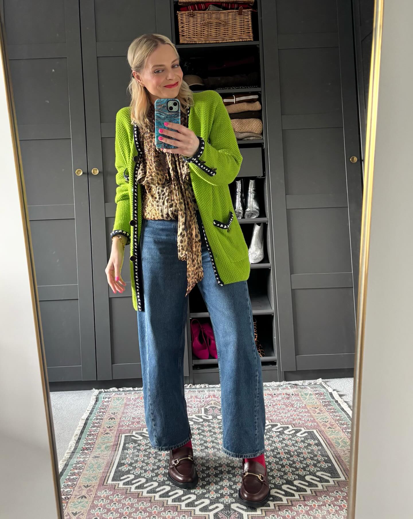Loving the pieces I already own a little more lately. Yesterday it’s this fabulous leopard blouse from @queensofarchive - the sleeves 🤩 - and my favourite zingy green knitted jacket from @essentielantwerp.
An outfit that brings you joy doesn’t always require newness ❤️
If you need help rediscovering what you love in your wardrobe, please get in touch. I’d love to hear from you.
Style - personal style - personal stylist - women’s style - styling - style inspo - personal styling - casual outfits - everyday outfits - fashion
#personalstyle #personalstylist #ootd #wiwt #rewearyourwardrobe