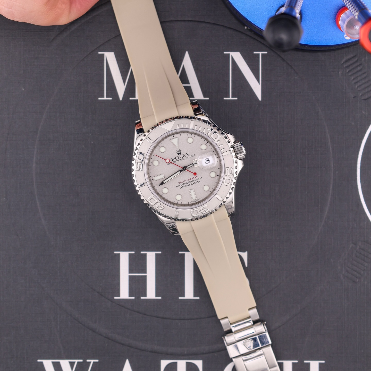 @helvetusstraps challenged me to find a strap combo that doesn’t work for the Rolex YachtMaster 16622. Challenge accepted ❗️
With 10 different color options tested, I’m starting to think the YachtMaster is a “strap monster” that nobody expected 🤷🏻♂️😂
What color is your favorite, and why?
⌚️: @rolex YachtMaster (ref. 16622 “Rolesium”)
#rolex #rolexwatch #watchstrap #watchesofinstagram #watchcollection